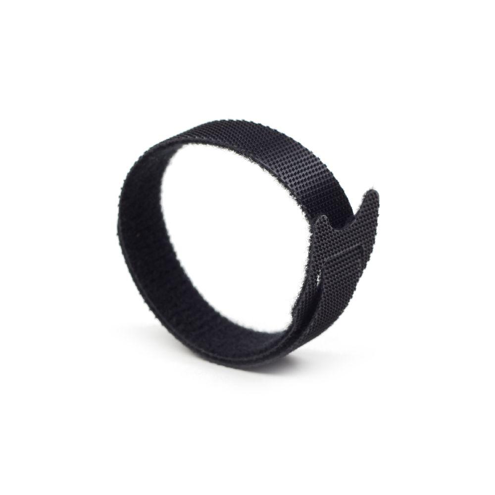 Czarny rzep do kabli z zakrzywionym końcem i białym tłem.