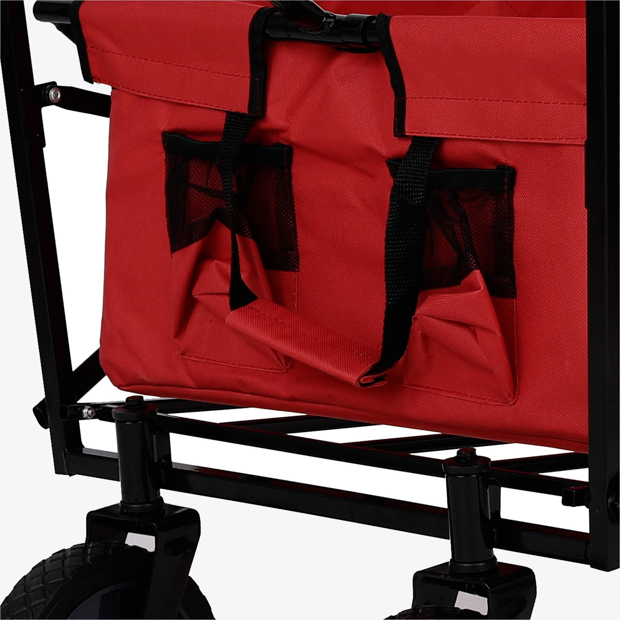 Detail der roten Wagen-Tasche. Schwarze Netztaschen an einem roten Stoffwagen.