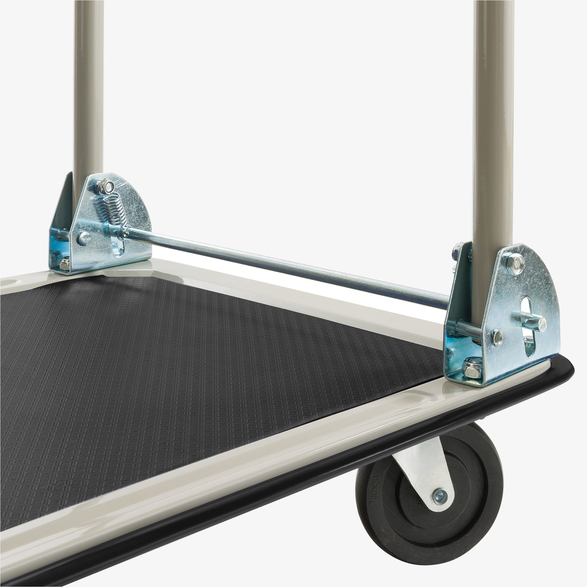 Nahaufnahme eines Handwagens mit schwarzer Plattform und zwei Rädern. Metallrahmen.