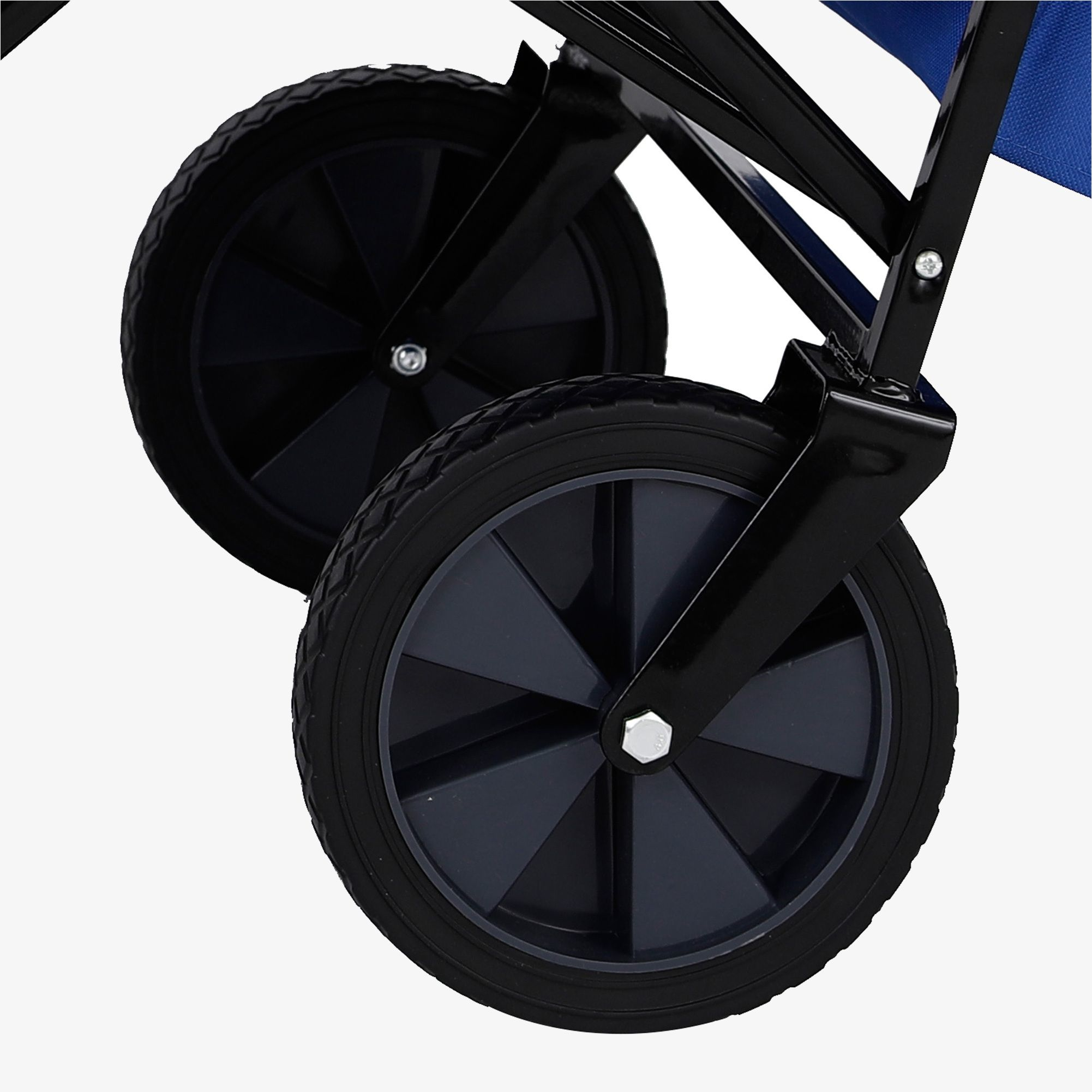 Zwei schwarze Räder an einem Wagen. Die Räder sind auf weißem Hintergrund, Nahaufnahme.