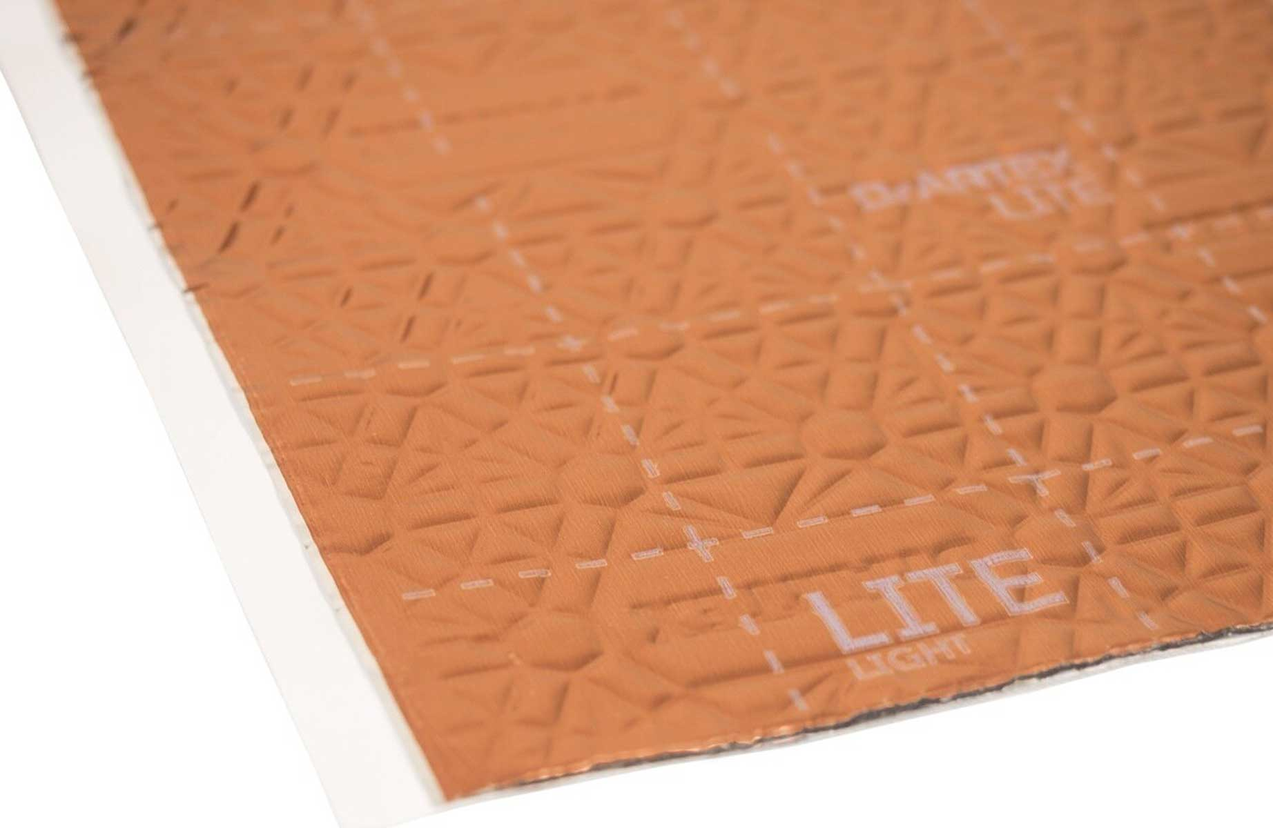 Strukturiertes orange-weißes Material mit wiederholtem Aufdruck 'DARTEX LITE' und 'LITE'.