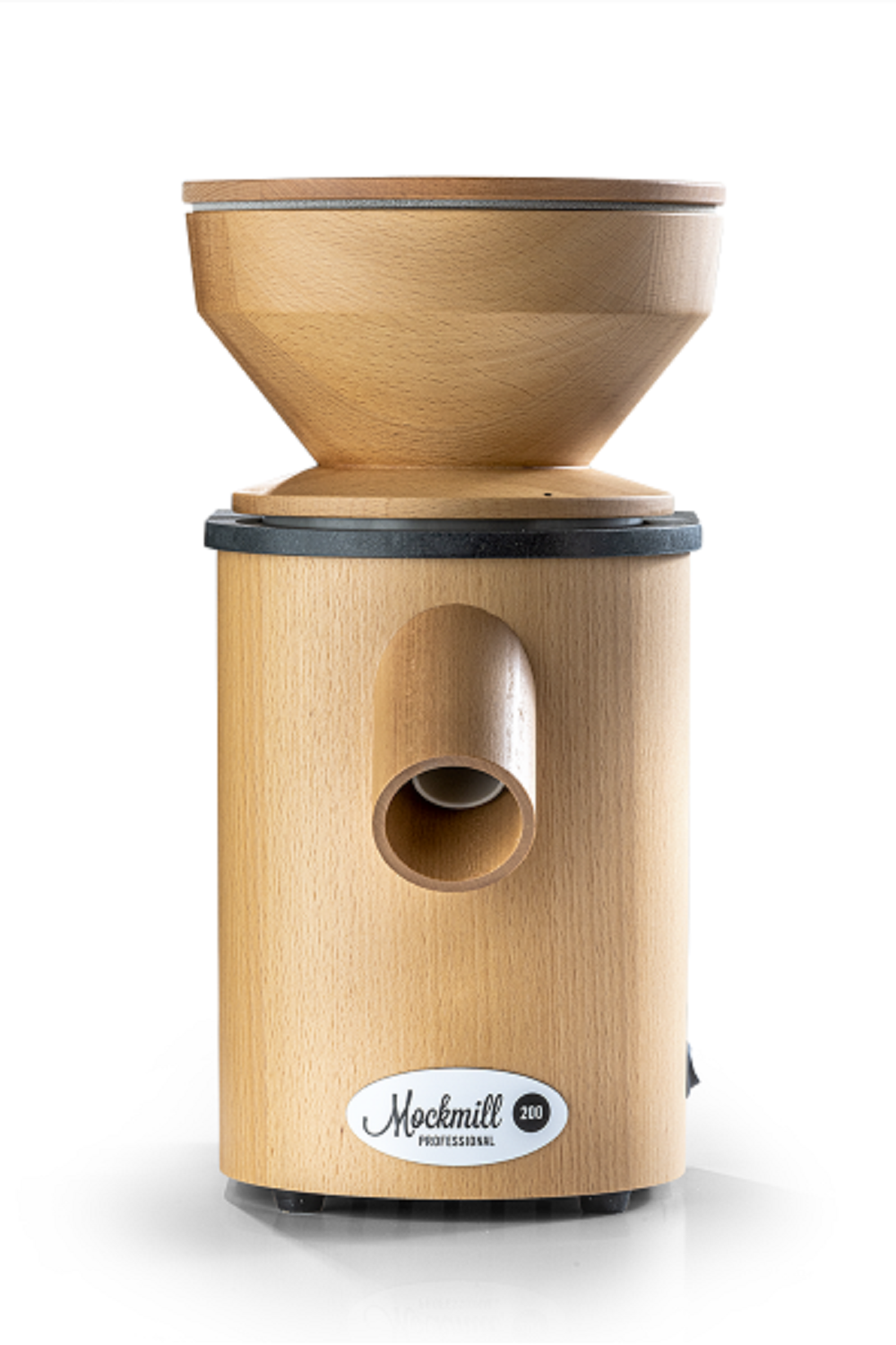 Eine Holzkornmühle. Sie hat einen Trichter, einen zylindrischen Körper und einen Ausguss.