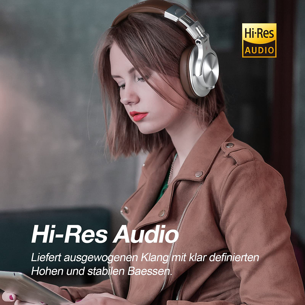 Frau mit Kopfhörern und Hi-Res Audio Logo. Text: Bietet ausgewogenen Klang mit klaren Höhen und Bässen.