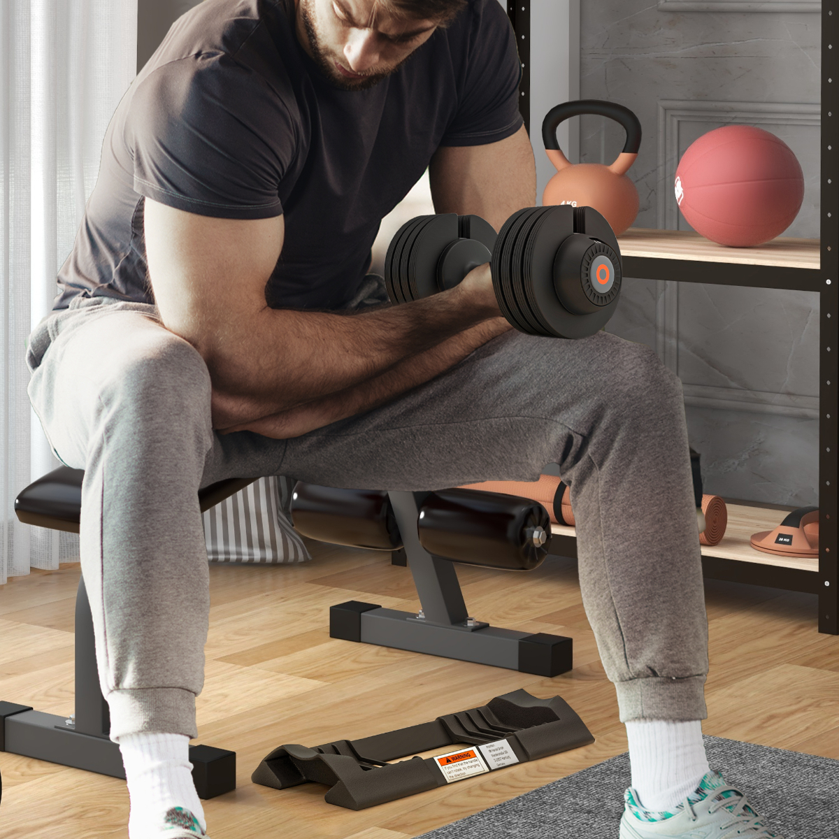 Ein Mann hebt eine Kurzhantel, während er auf einer Trainingsbank sitzt. Im Hintergrund befinden sich eine Bank und ein Gestell mit Gewichten.