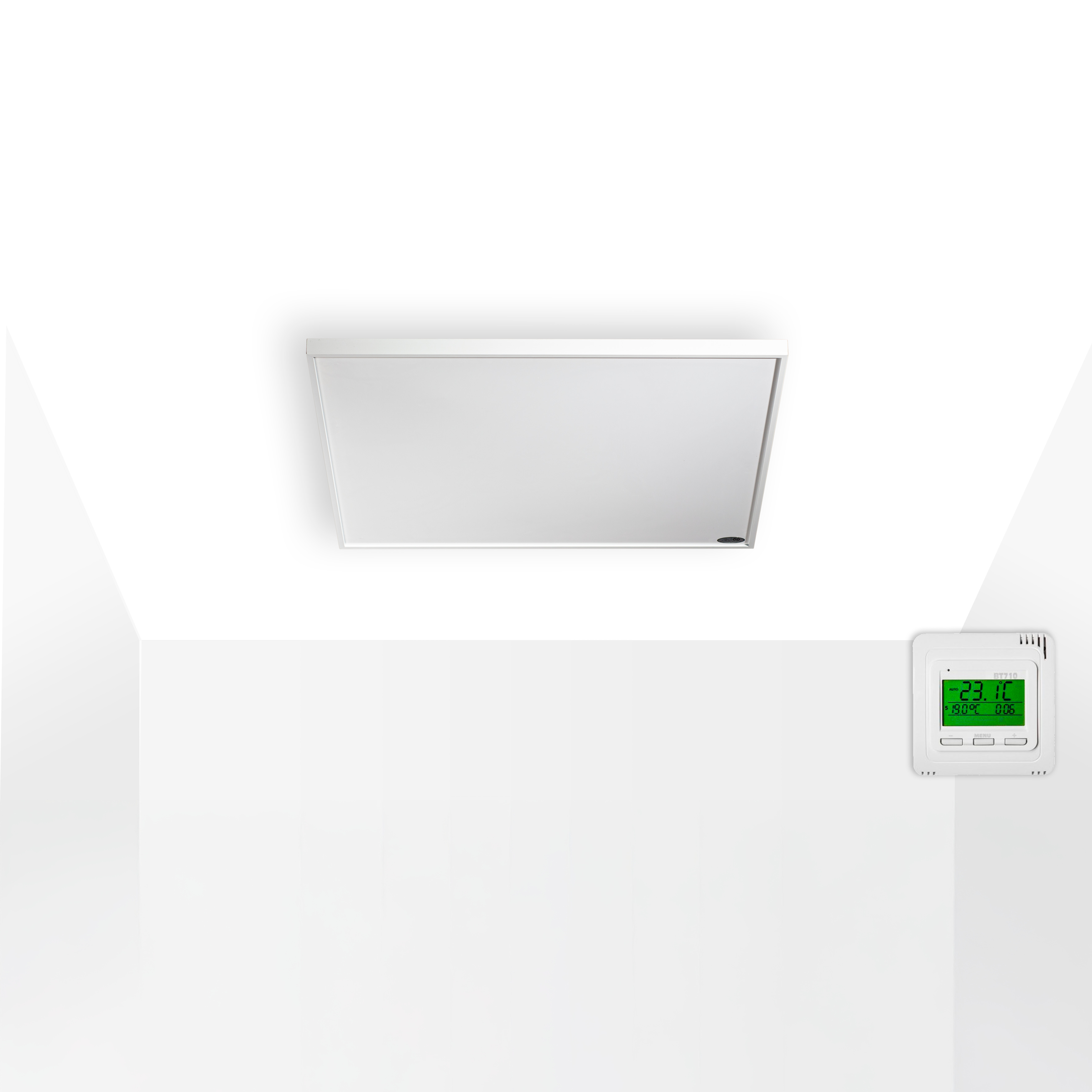Weißer Heizkörper an weißer Decke, mit Thermostat.