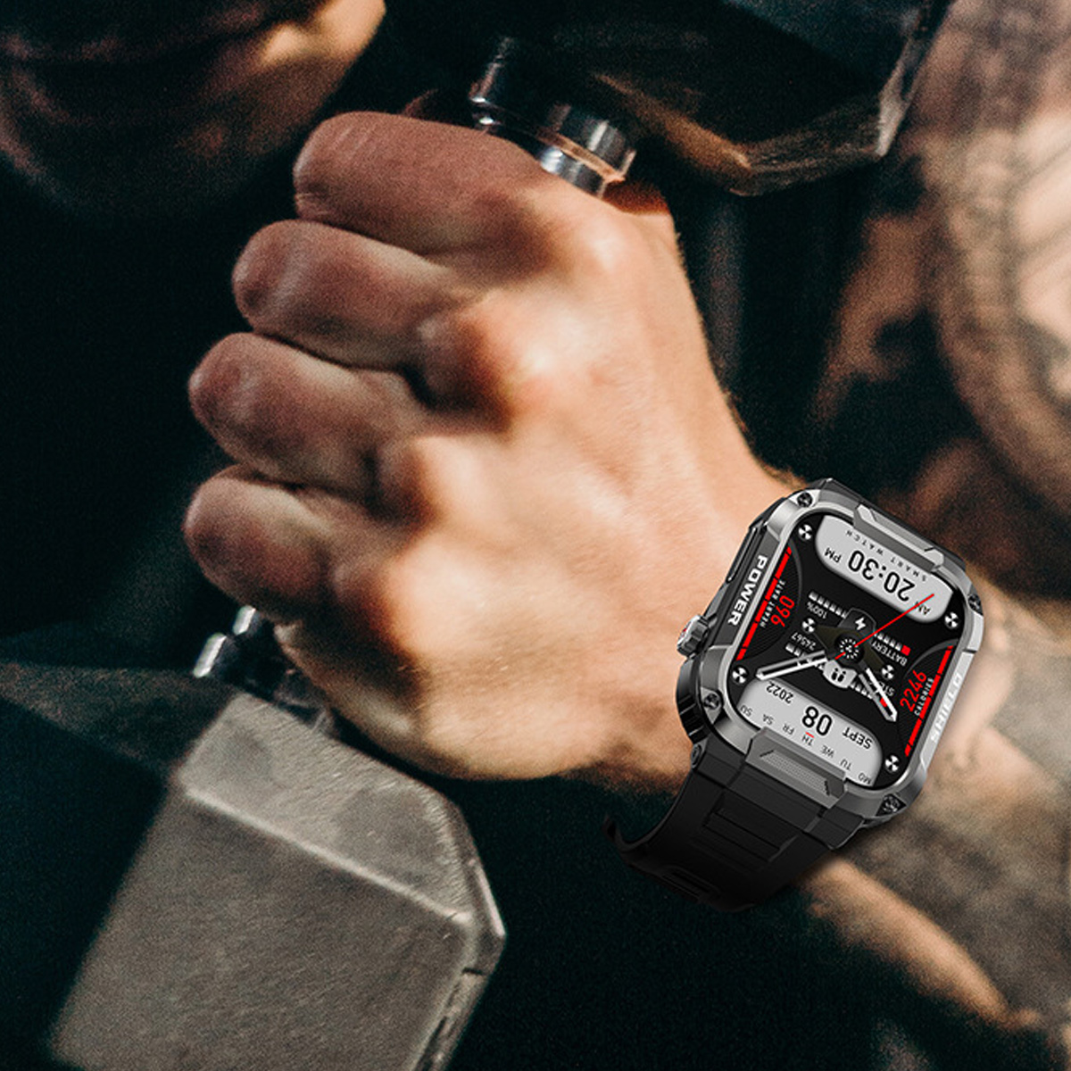 Mann mit Uhr beim Heben von Gewichten. Die Uhr zeigt Zeit- und Leistungsdaten.