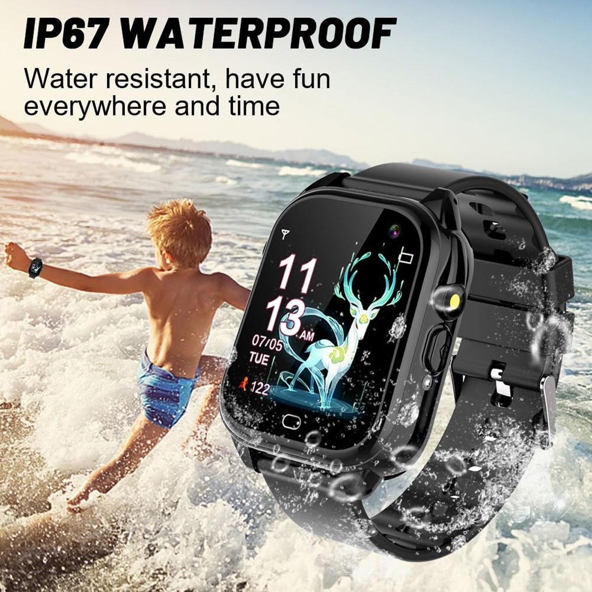 Ein Junge mit einer Smartwatch am Strand, mit spritzendem Wasser.