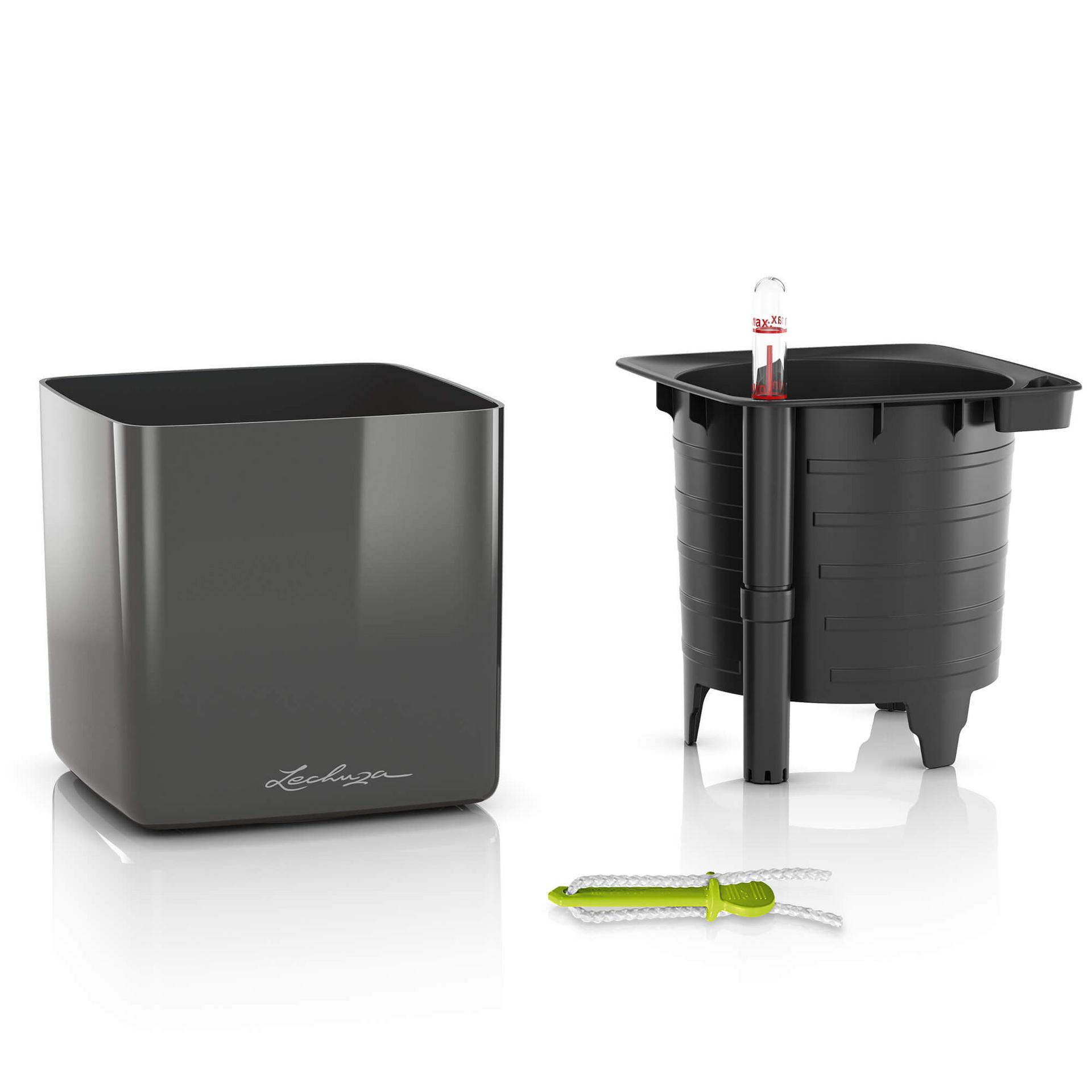 Fioriera grigia con vaso interno nero e corda verde e bianca. Sfondo bianco.