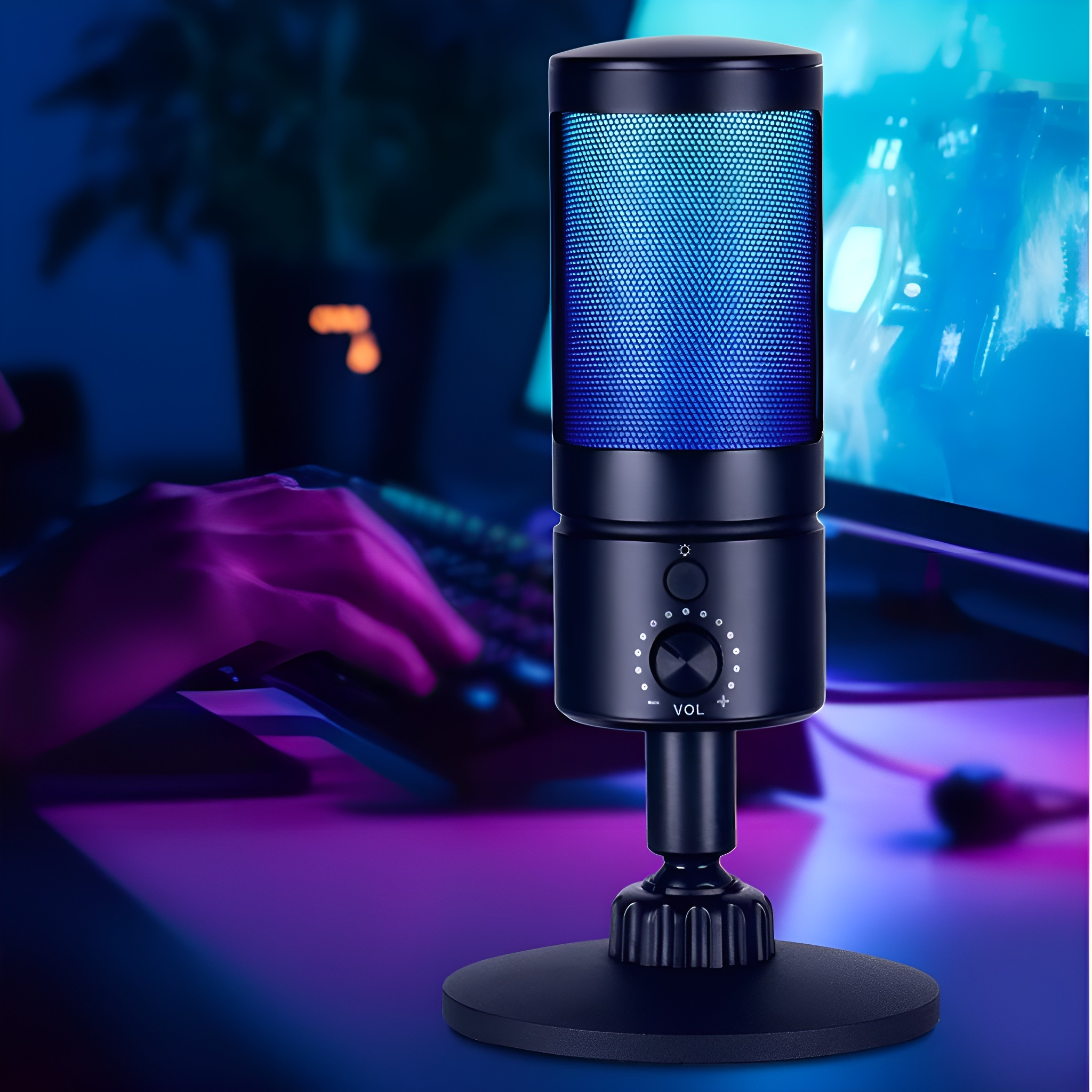 Ein schwarzes Mikrofon auf einem Ständer mit blauen Lichtern und einer Tastatur im Hintergrund.