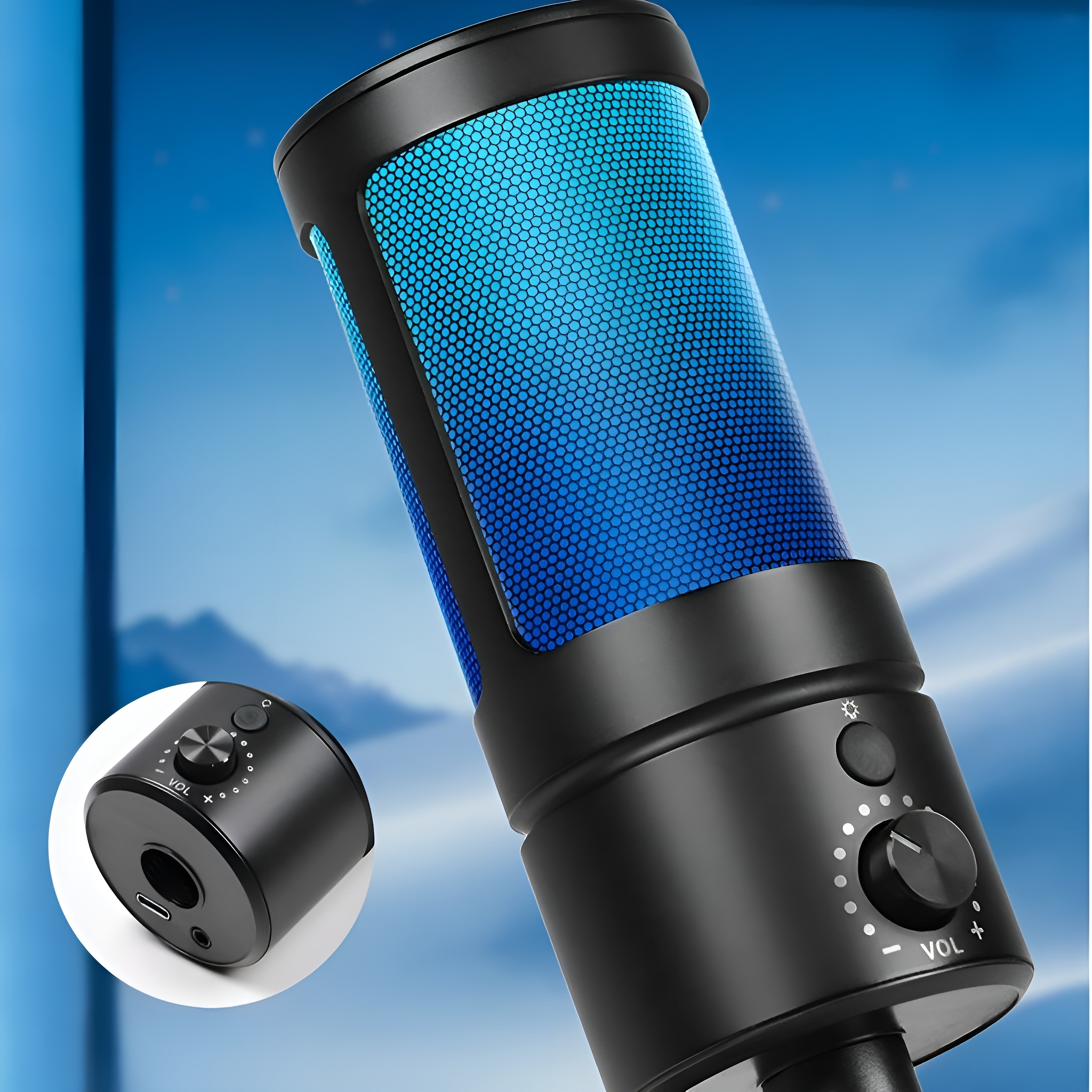 Schwarzes USB-Mikrofon mit blauer LED-Beleuchtung. Lautstärkeregler vorne und seitlich. Detail der Seite.