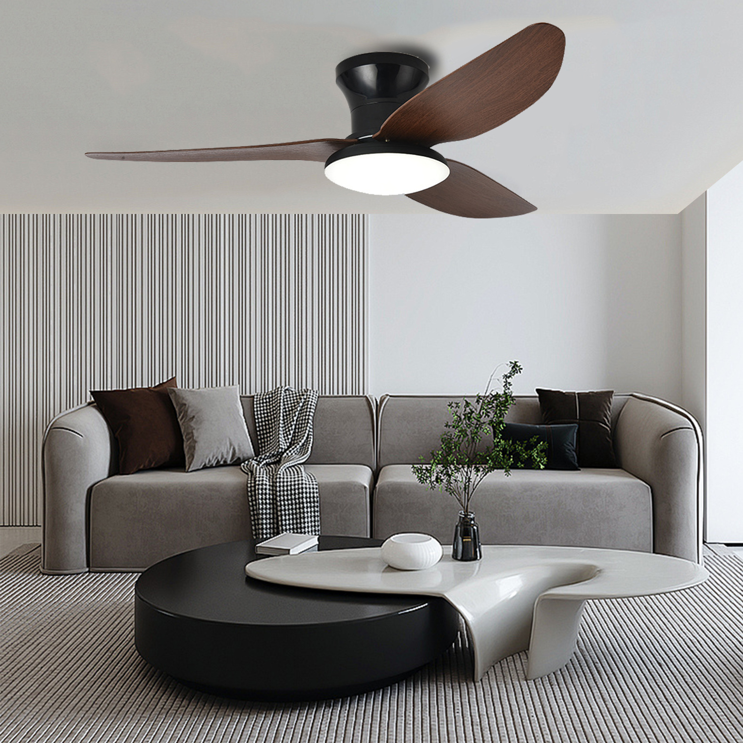 Ein Deckenventilator mit drei Holzblättern in einem modernen Wohnzimmer.