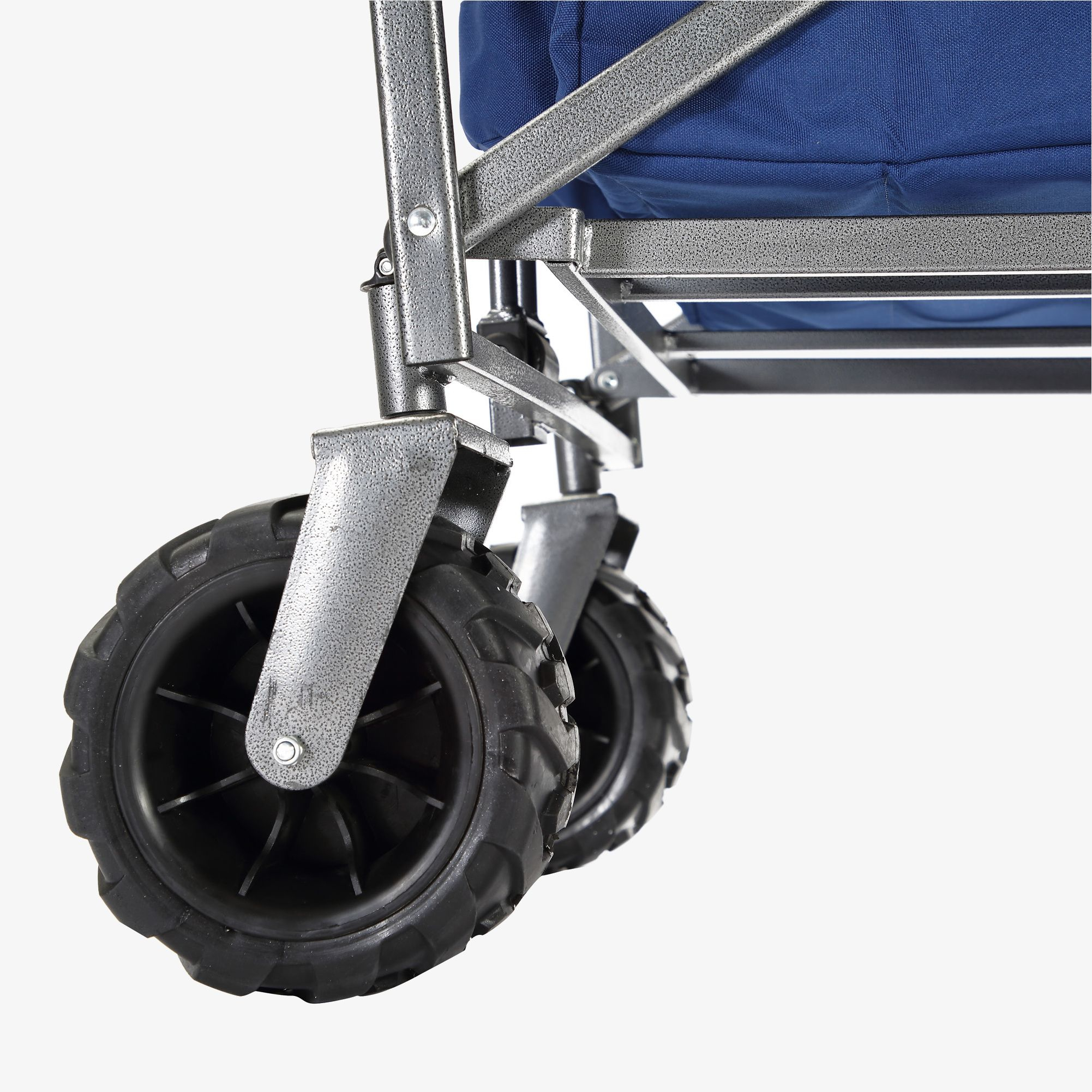 Nahaufnahme der Räder eines Metallwagens. Die Räder sind schwarz und haben ein robustes Profil.