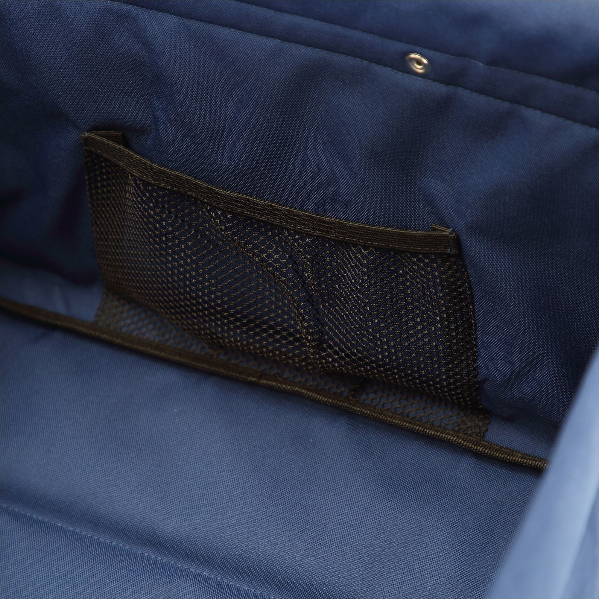 Nahaufnahme des Inneren einer dunkelblauen Tasche. Eine Netztasche ist sichtbar.