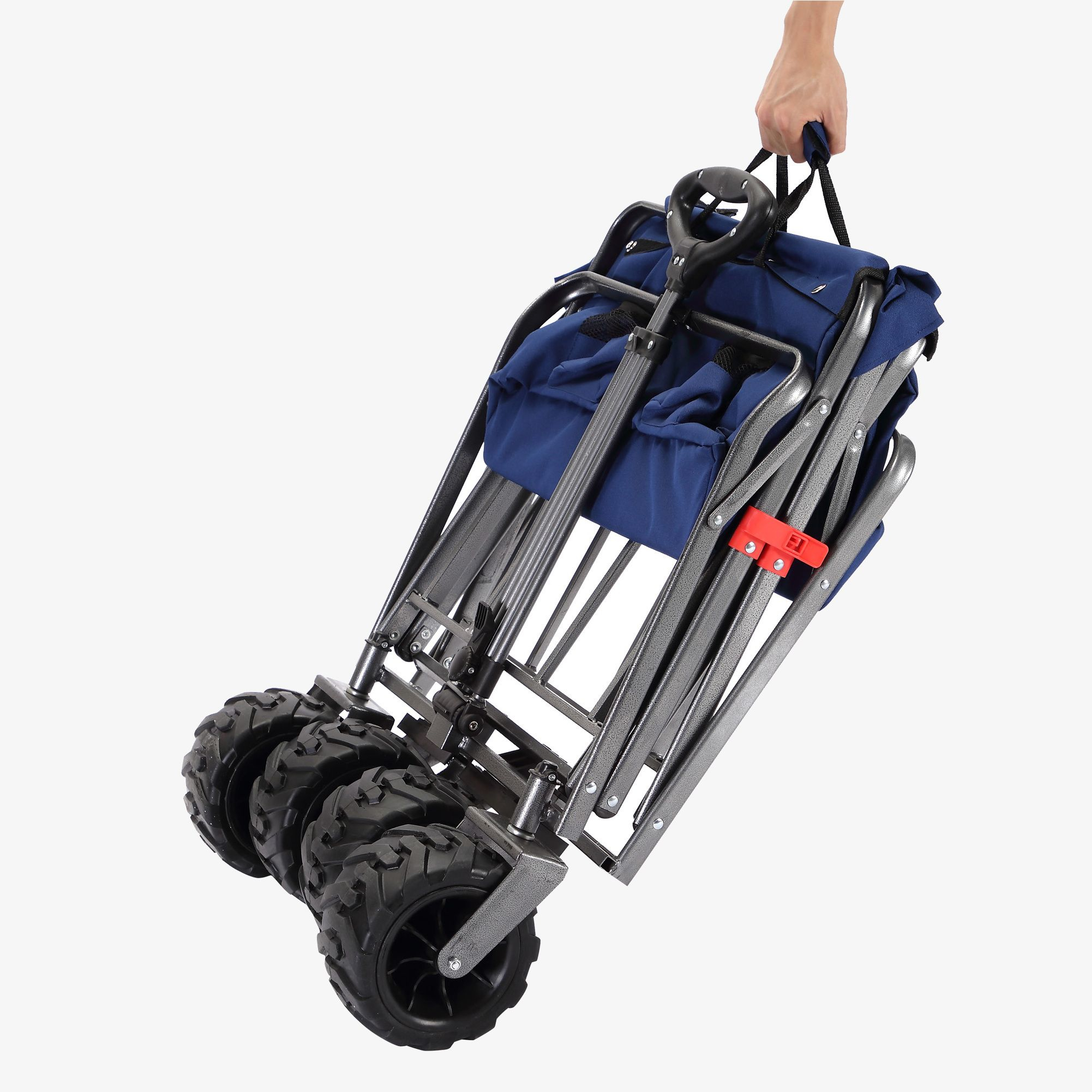Blauer, zusammenklappbarer Wagen wird gehalten. Er hat schwarze Räder und einen Griff. Hintergrund: weiß.