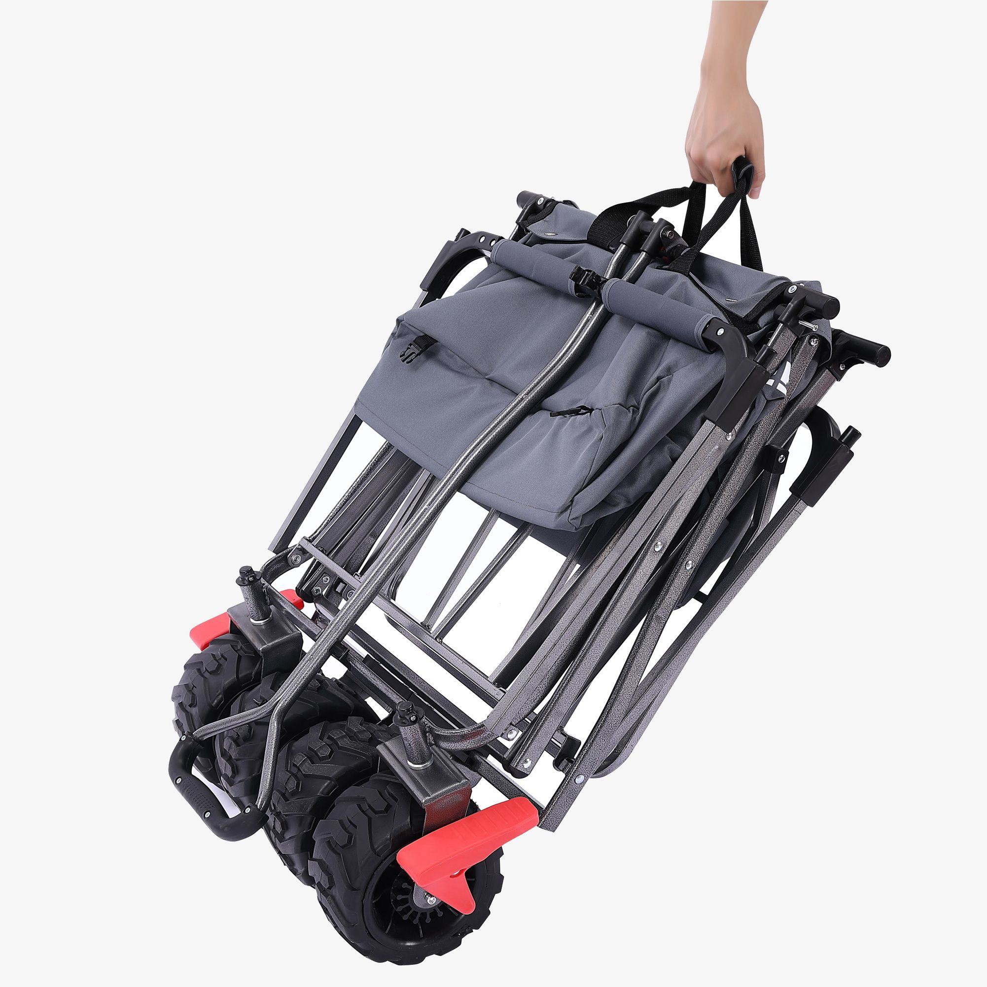 Ein grauer, zusammenklappbarer Transportwagen mit großen Rädern, von einer Hand gehalten, nach oben geneigt.