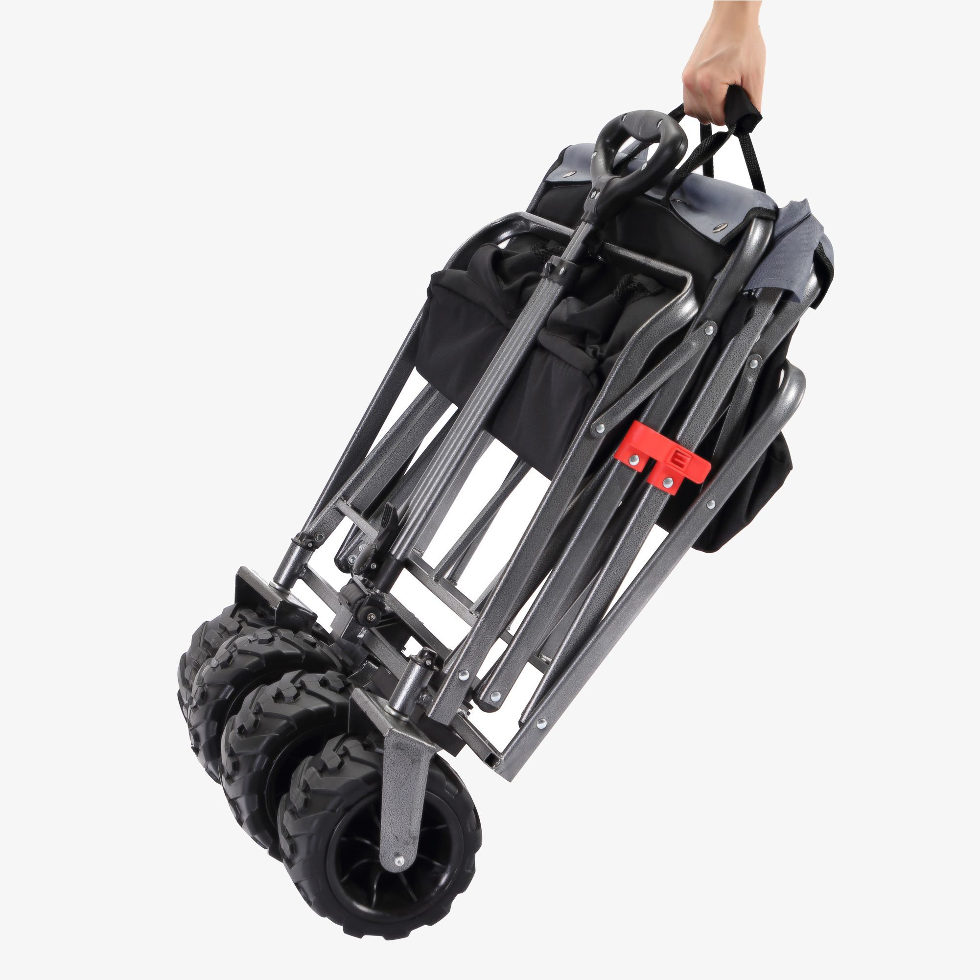 Ein gefalteter grauer Wagen, der von einer Hand gehalten wird, zeigt die Räder und den Griff.
