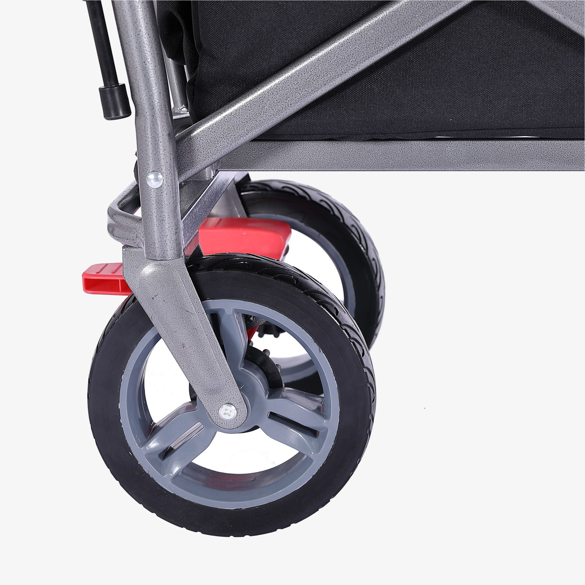 Nahaufnahme der Räder eines grau-schwarzen Klappwagens. Die Räder sind auf weißem Grund.