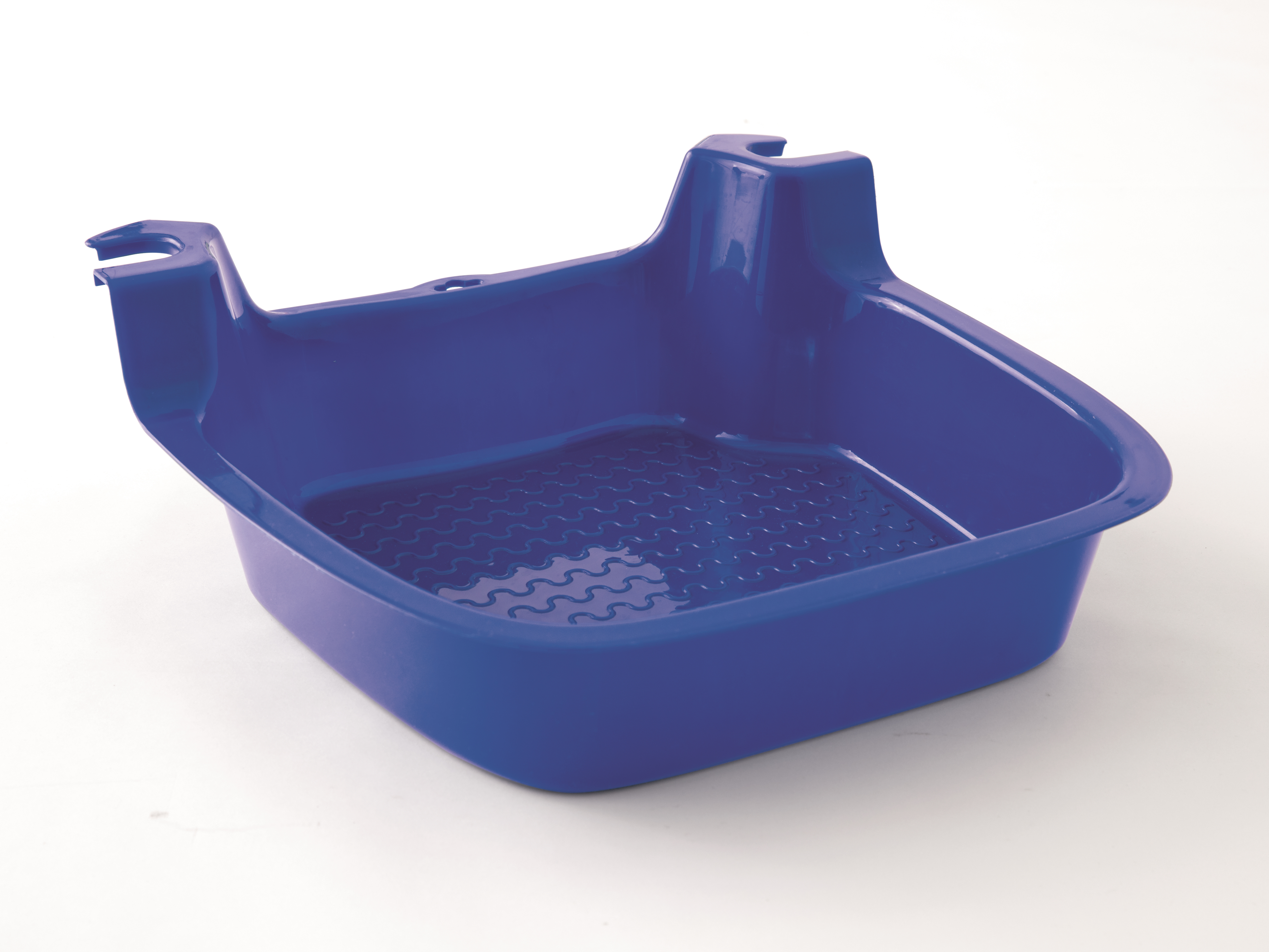 Blauwe plastic voetbad met handvatten en een golvende bodem. Witte achtergrond.
