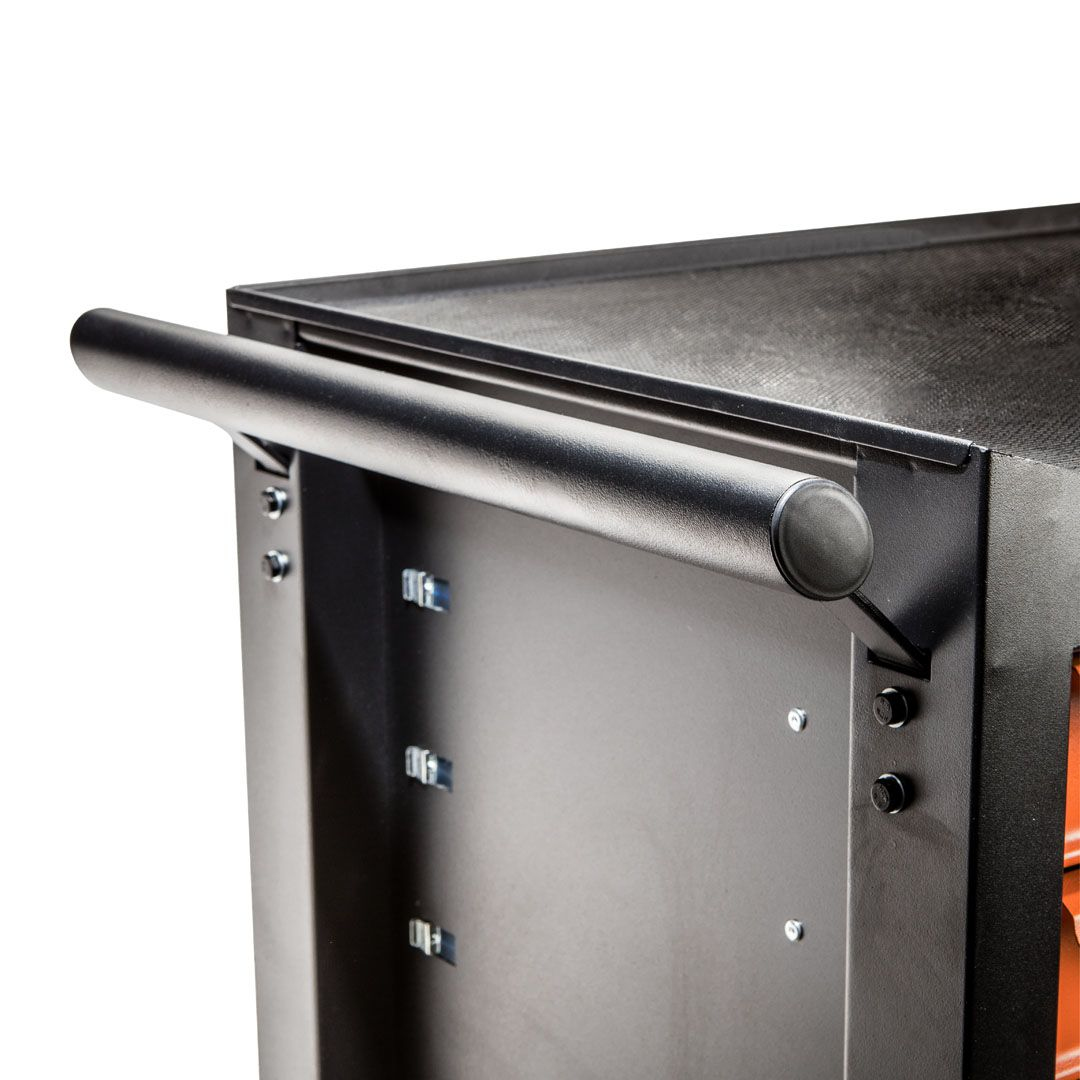Schwarzer Metallgriff an einem Werkzeugschrank. Der Schrank ist schwarz, eine orangefarbene Schublade ist sichtbar.