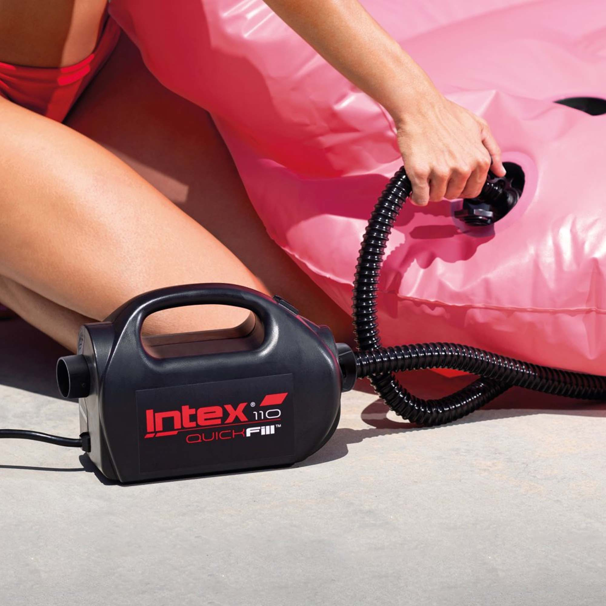 Czarna pompa powietrza Intex Quick Fill 110 obok różowego nadmuchiwanego przedmiotu, osoba trzyma wąż.