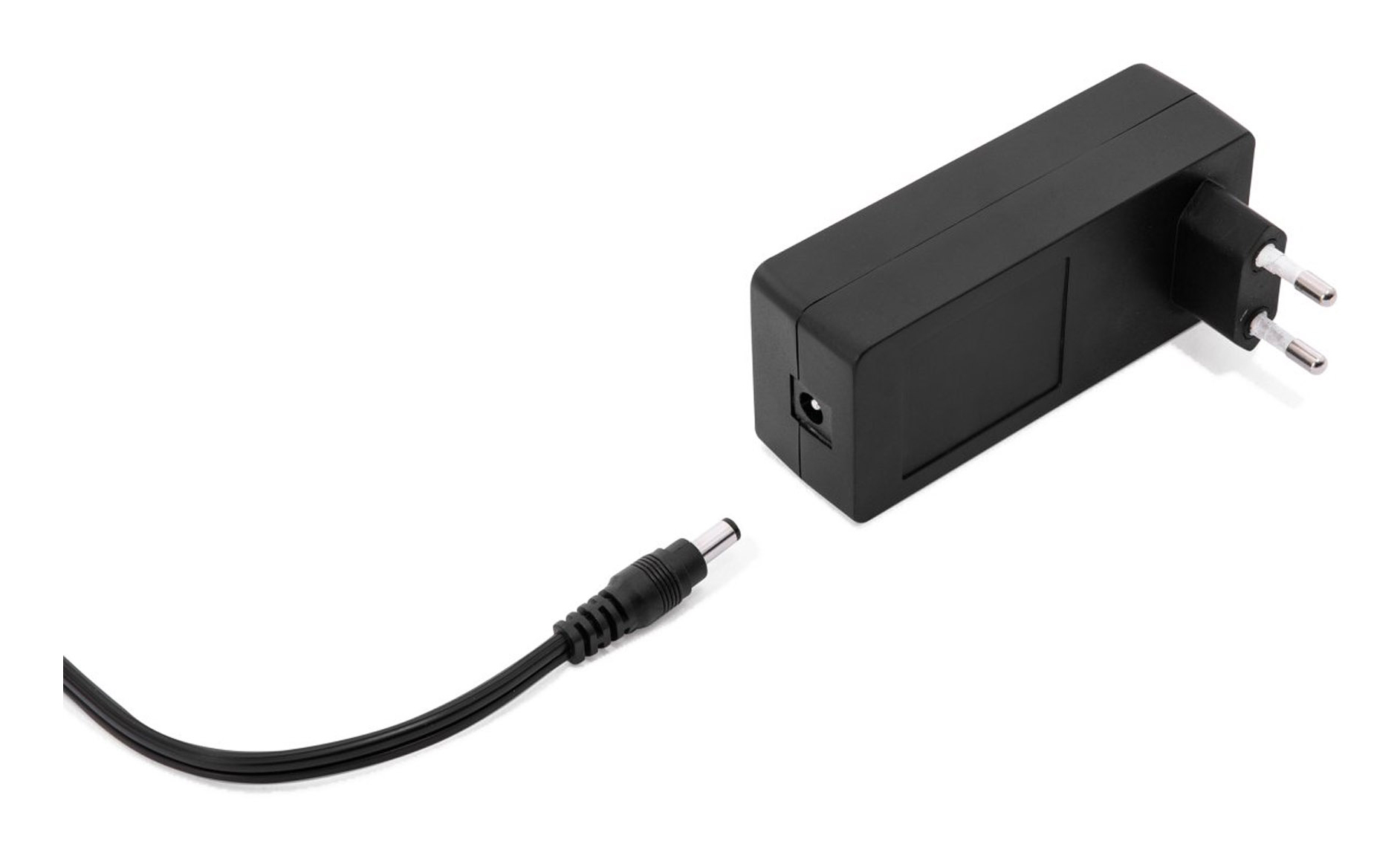 Czarny zasilacz z kablem i złączem, białe tło.
