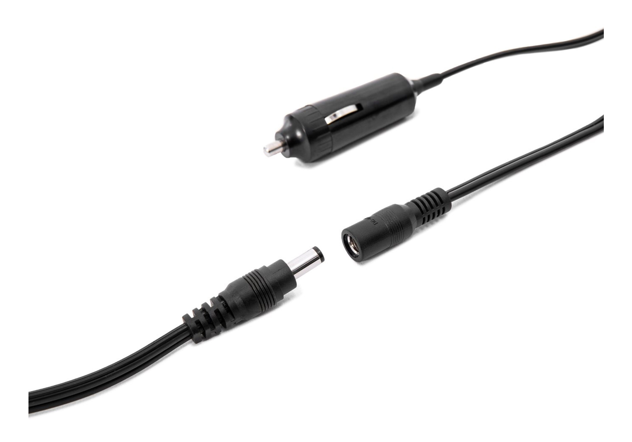 Czarny adapter i kabel ładowarki samochodowej, oddzielone od złącza, białe tło.