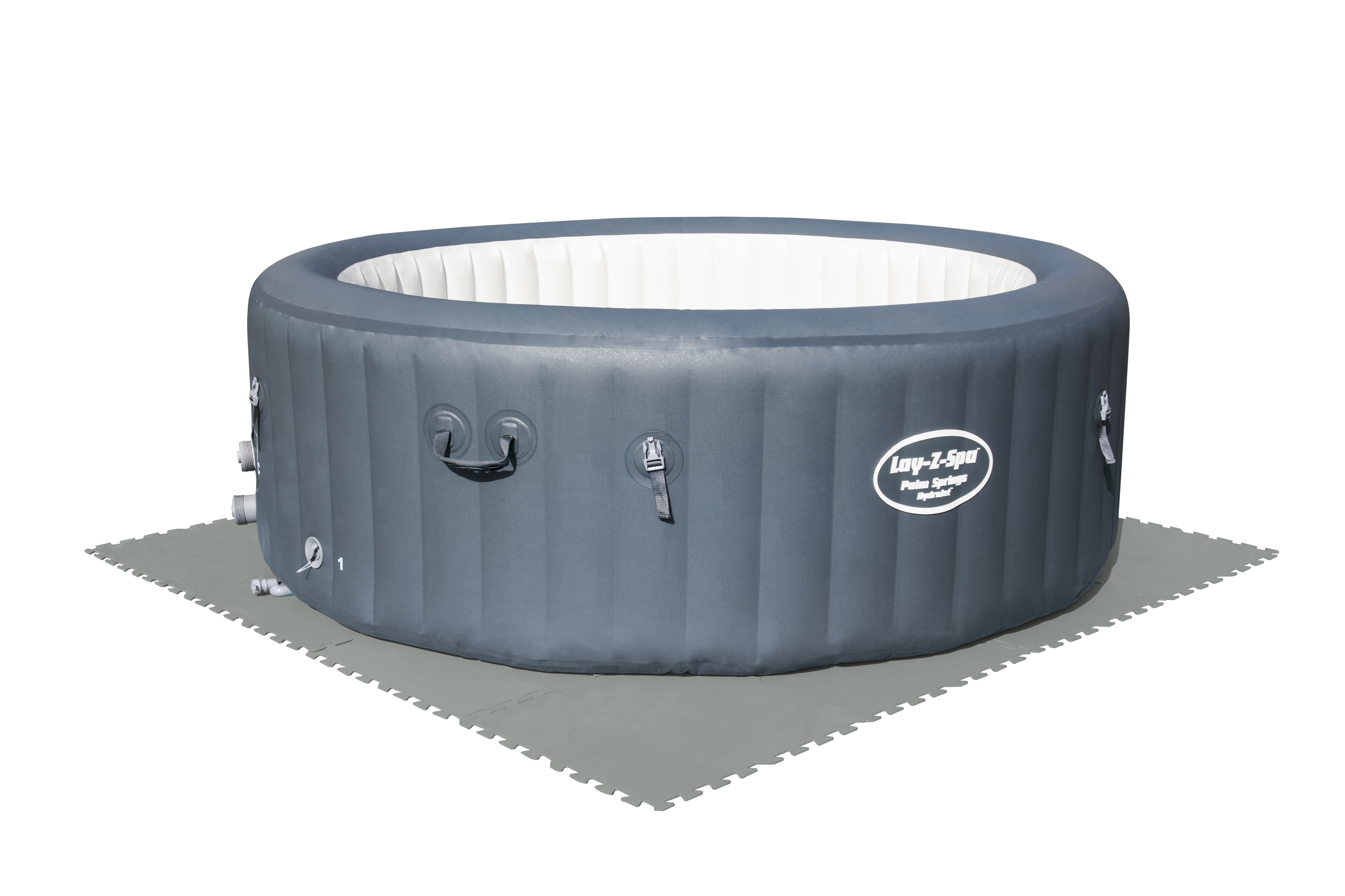 Grauer aufblasbarer Whirlpool auf einer grauen Matte. Weißer Hintergrund.