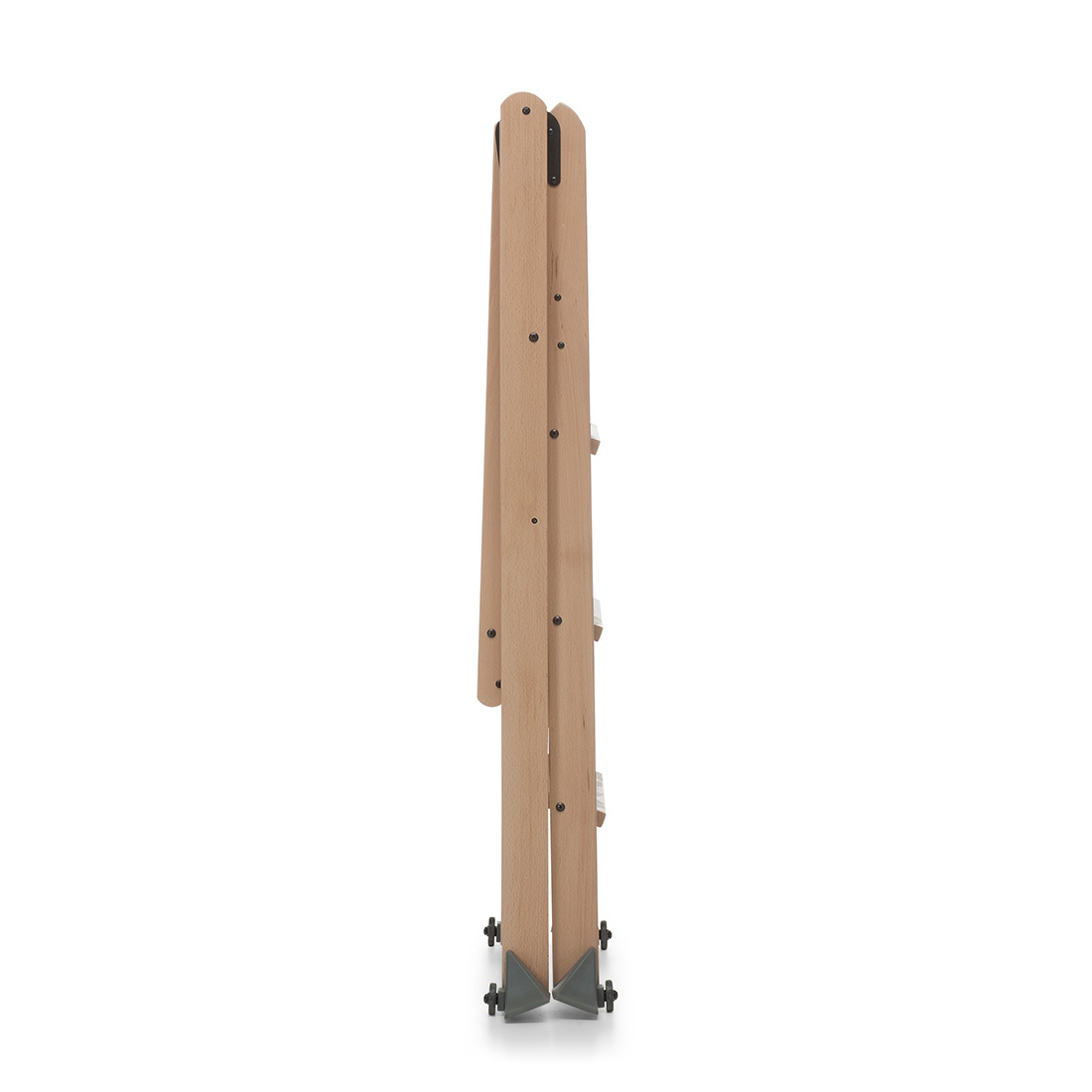 Una escalera de madera. La escalera está plegada. Está cerrada.