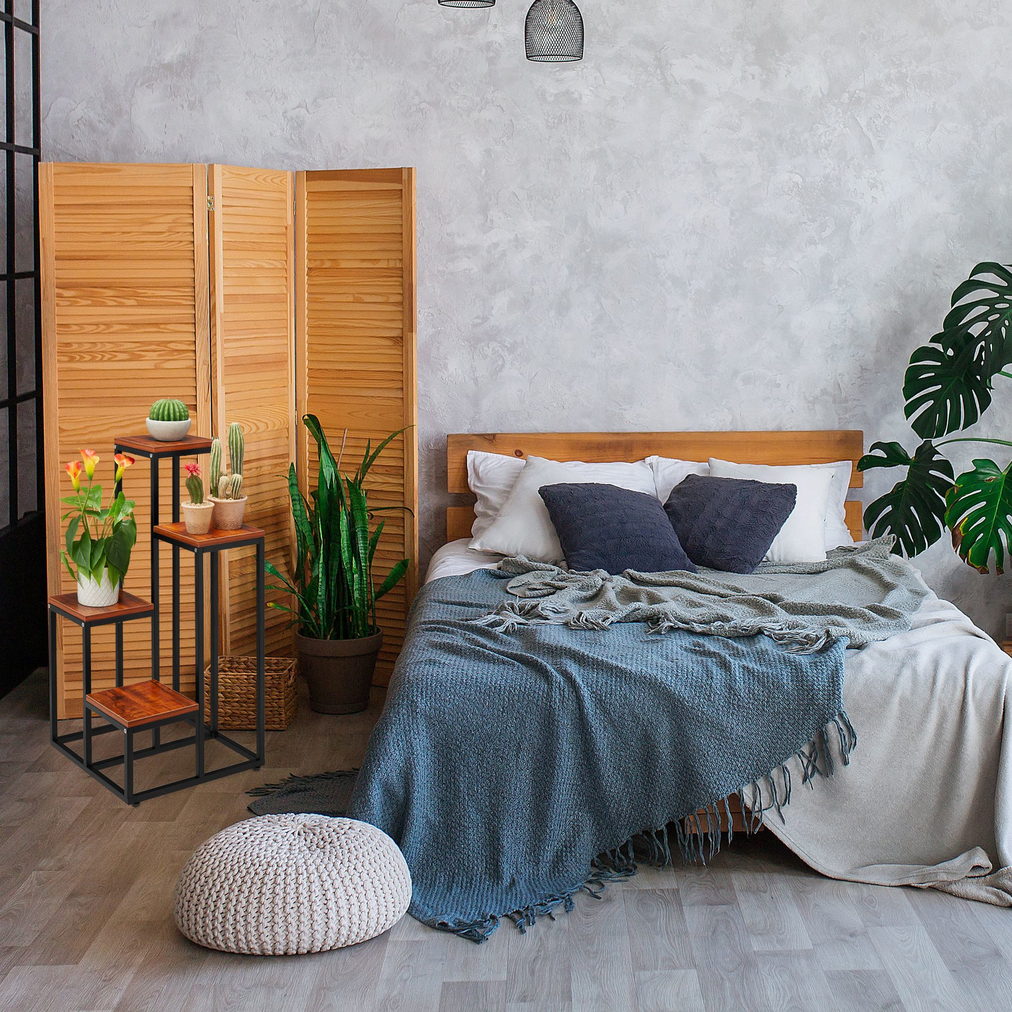 Schlafzimmer mit Holzschirm, Bett mit Kissen und Decke, gestaffeltem Pflanzenständer und Topfpflanzen.