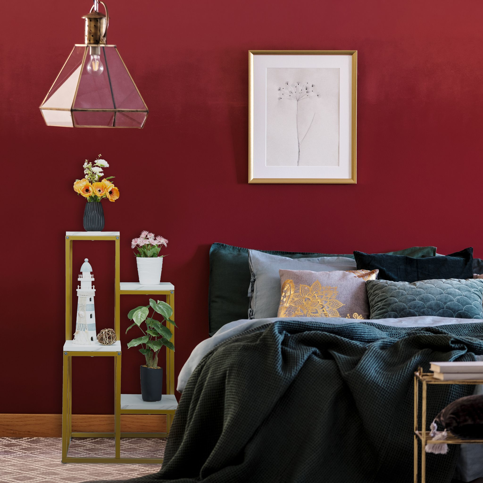 Ein Schlafzimmer mit Pflanzenständer, Kunst und einem Bett mit dunkelgrüner Decke.