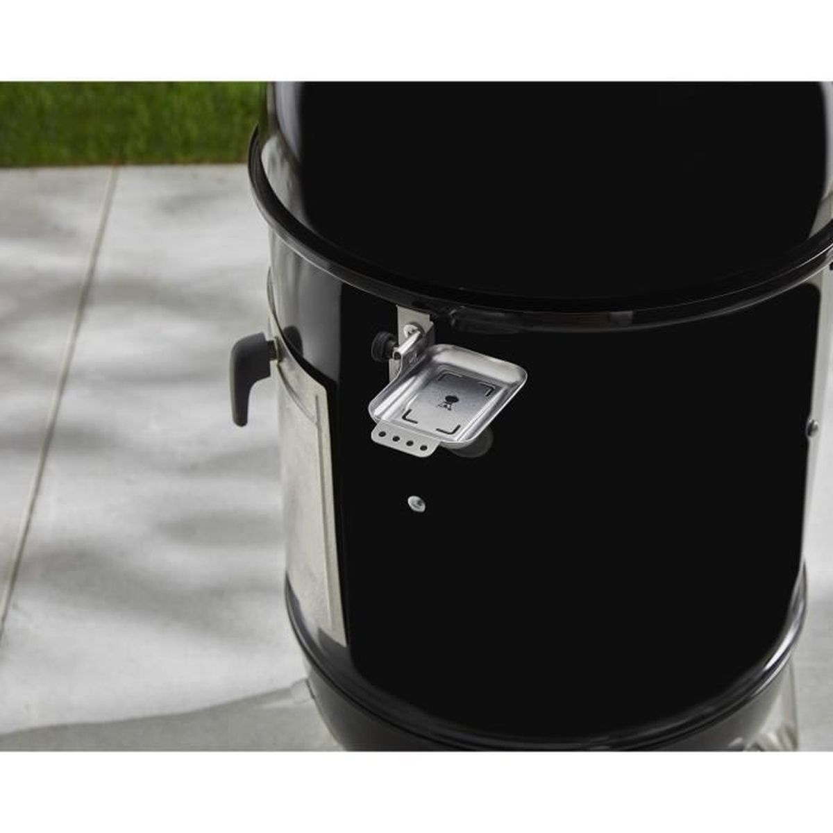 Schwarzer Smoker-Grill. Ein schwarzer Körper mit silbernem Griff und Temperaturanzeige an der Seite.