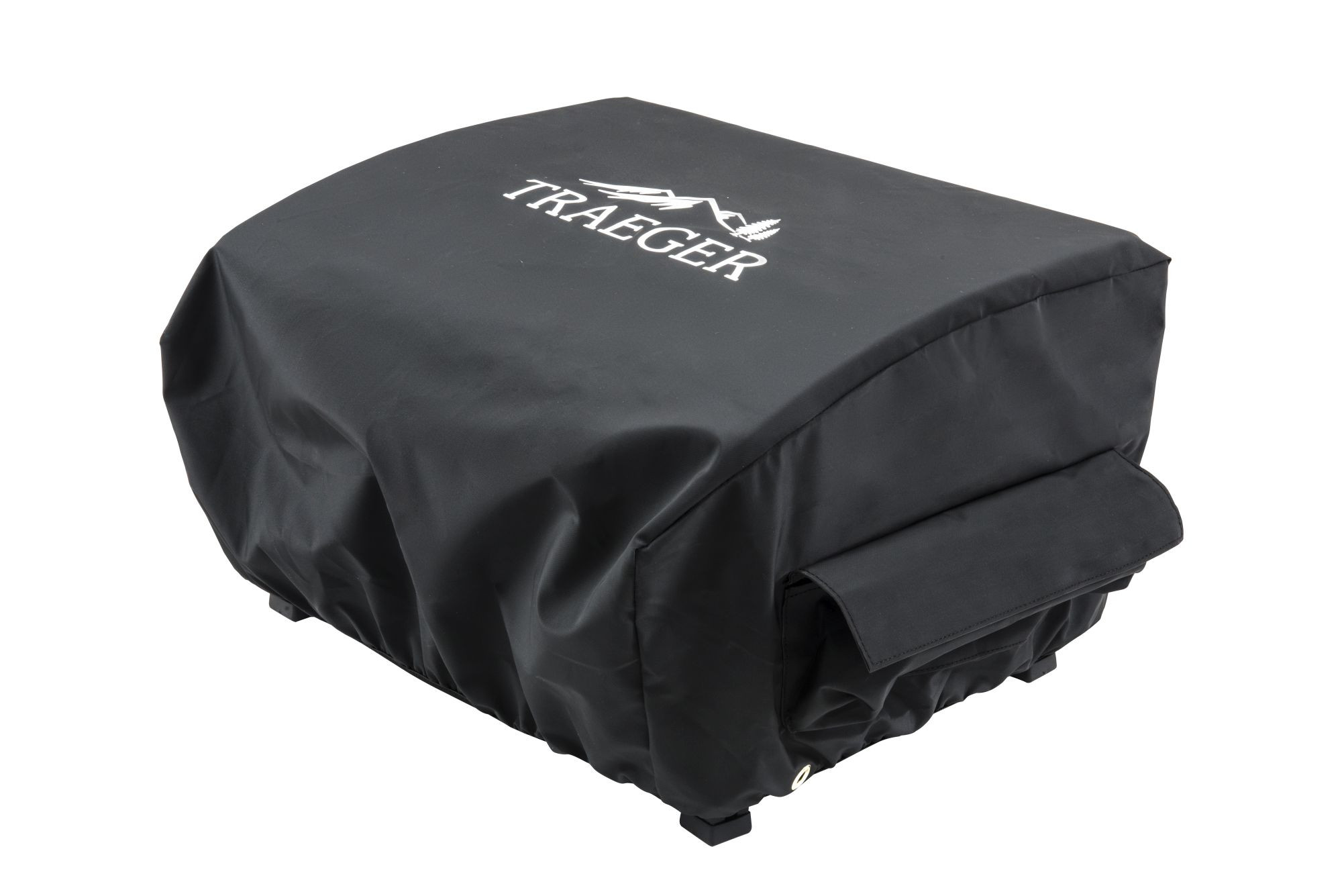 Cubierta de parrilla negra con el logotipo de Traeger, que cubre una parrilla negra. Fondo blanco.