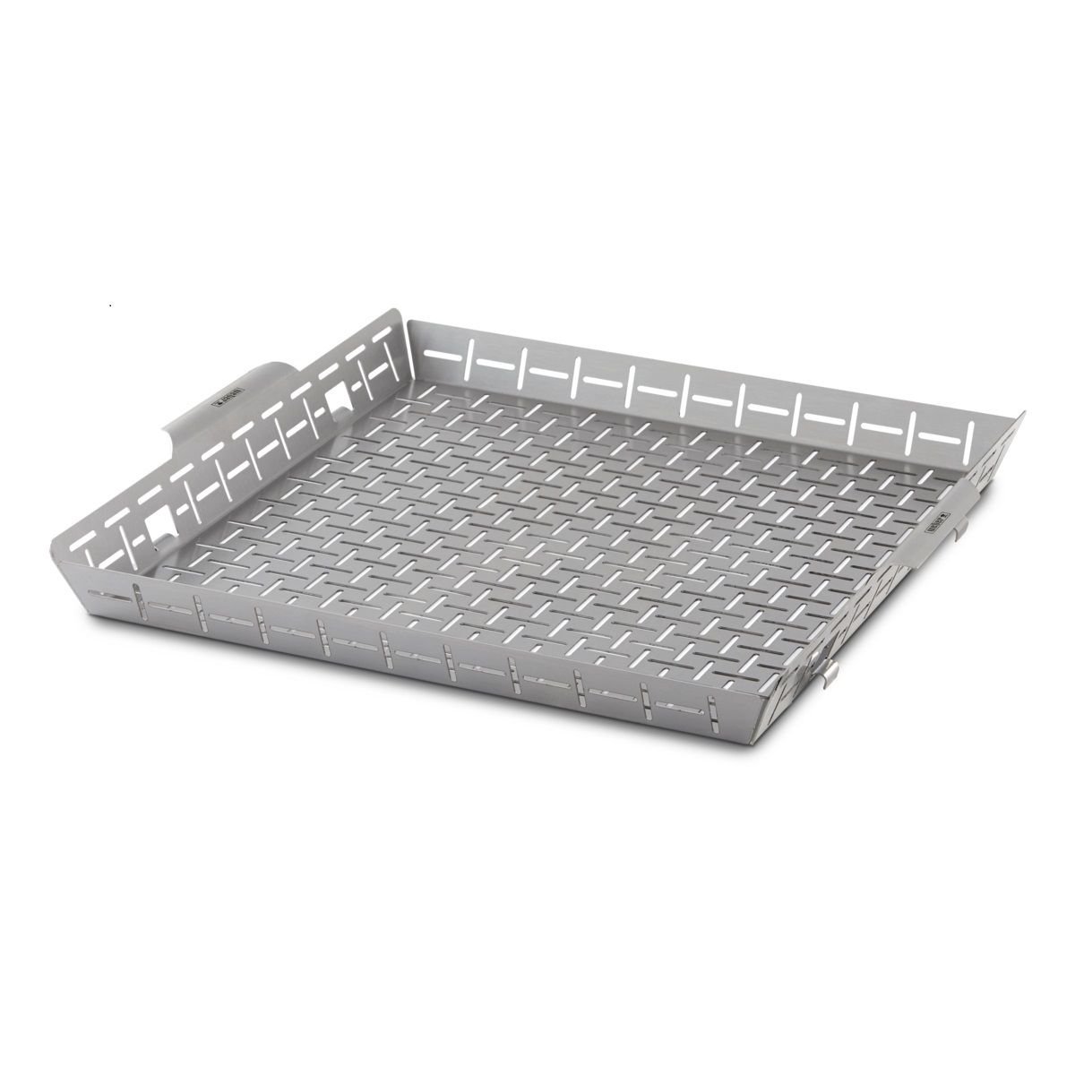 Una cesta de parrilla de metal plateado con forma rectangular y diseño perforado, apta para asar.