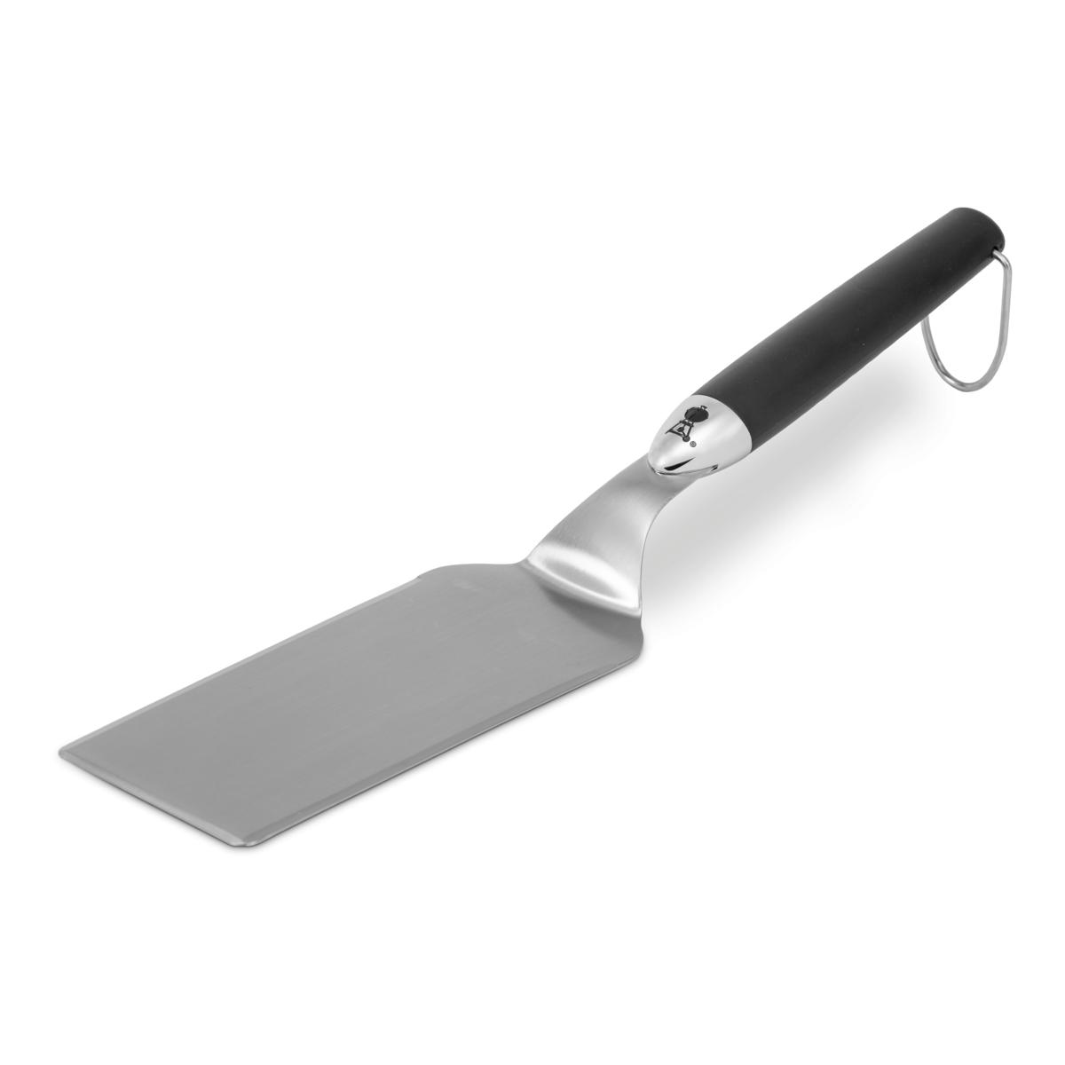 Siyah saplı gümüş spatula, asma halkası. Açılı görünüm, beyaz arka plan.