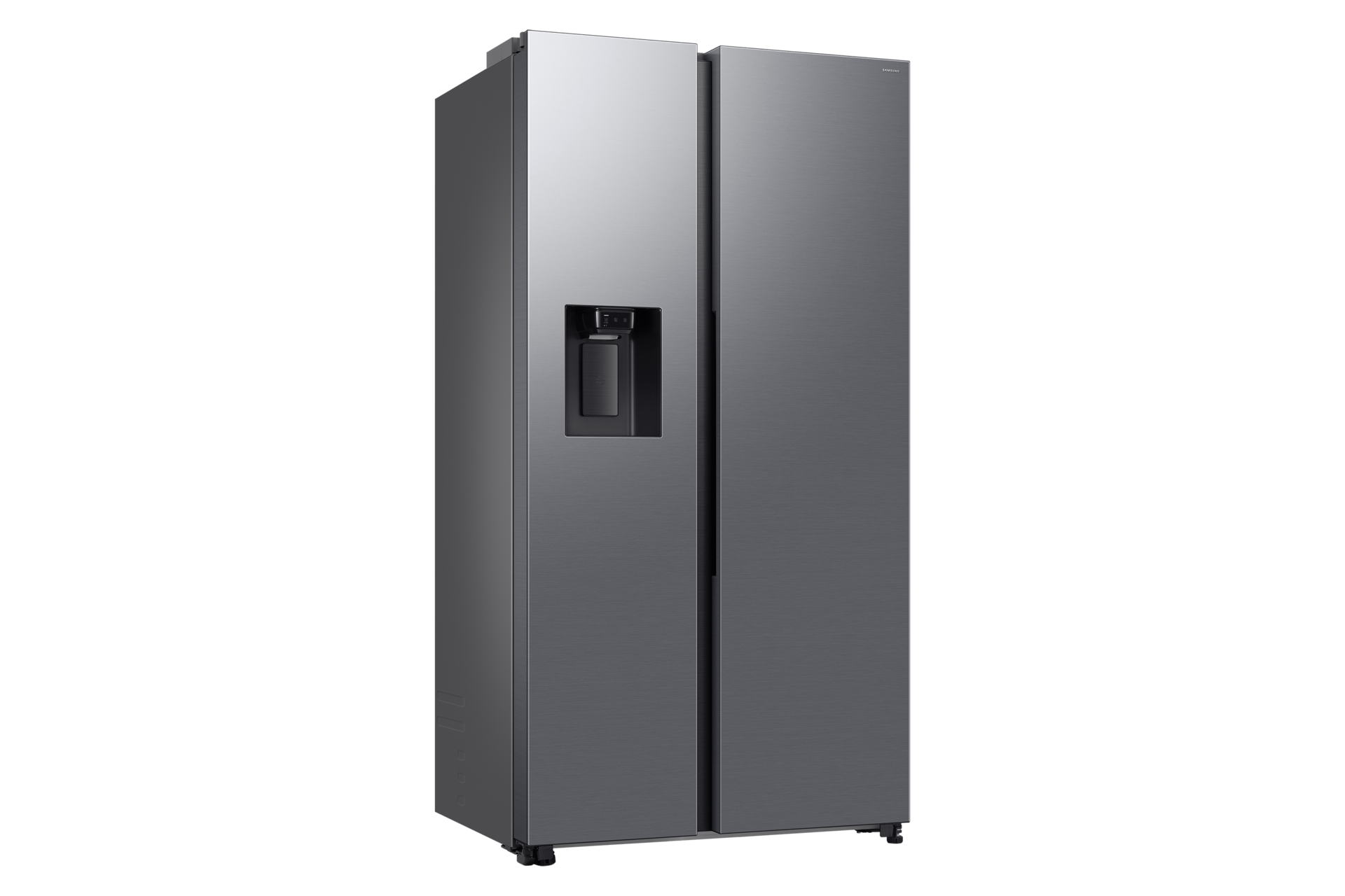 Ein silberner Side-by-Side-Kühlschrank mit schwarzen Griffen. Der Hintergrund ist schwarz.
