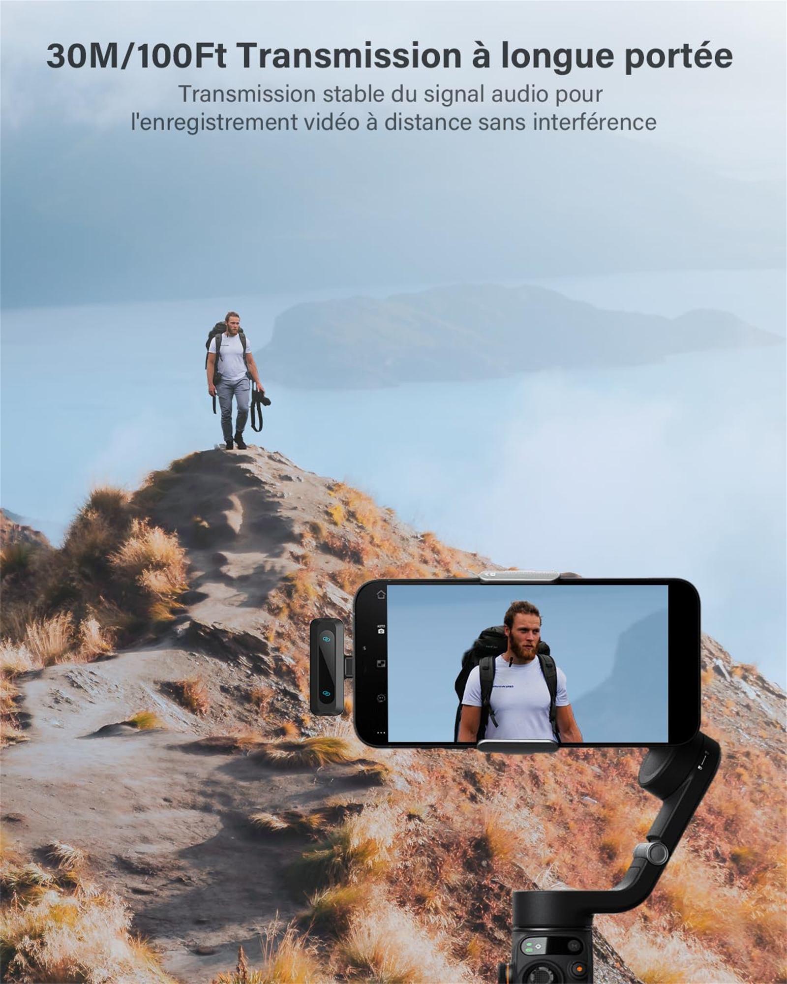 Mann mit Kamera auf Berg, filmt Mann auf Bildschirm mit Gimbal und Fernmikrofon.