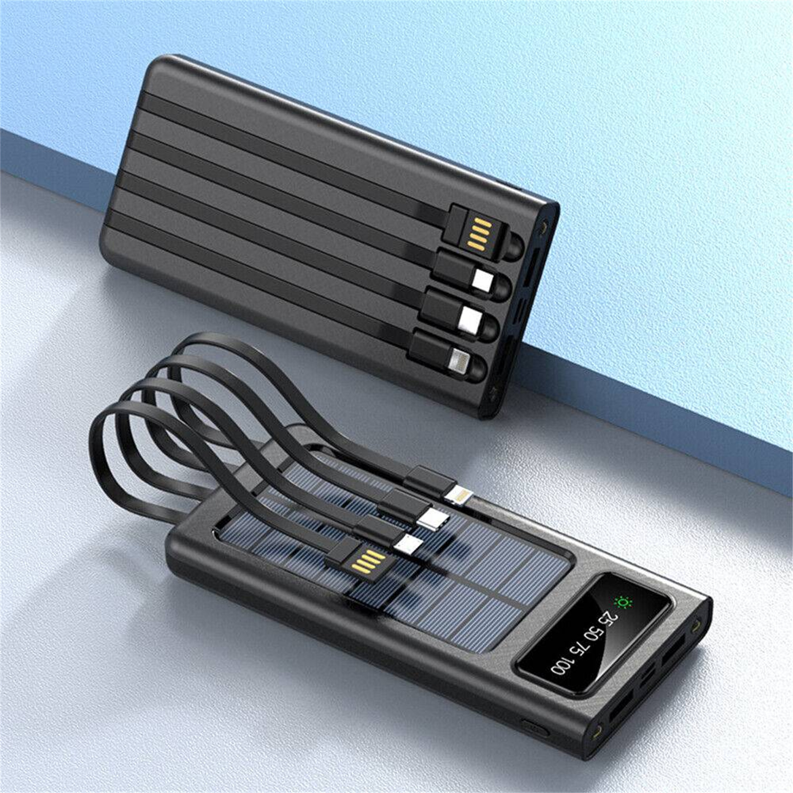 Zwei schwarze Powerbanks mit Ladekabeln und Solarpanel. Display zeigt den Batterieladestand an.