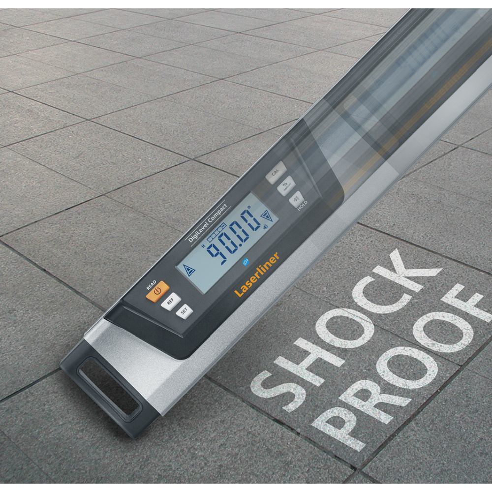 Niveau numérique sur une surface carrelée avec le texte blanc 'SHOCK PROOF' et une lecture de 90,00 degrés.