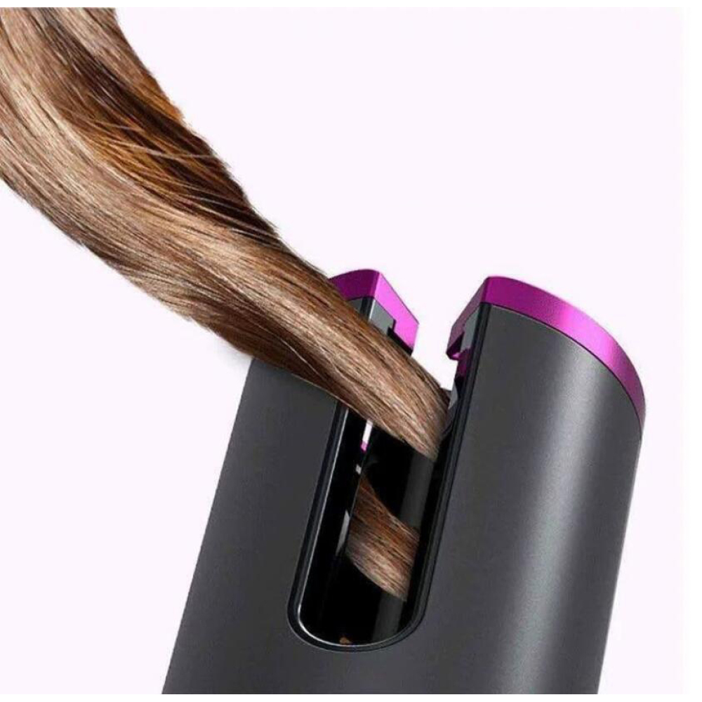 Ein Lockenstab mit Haar. Schwarz und Lila sind sichtbar.