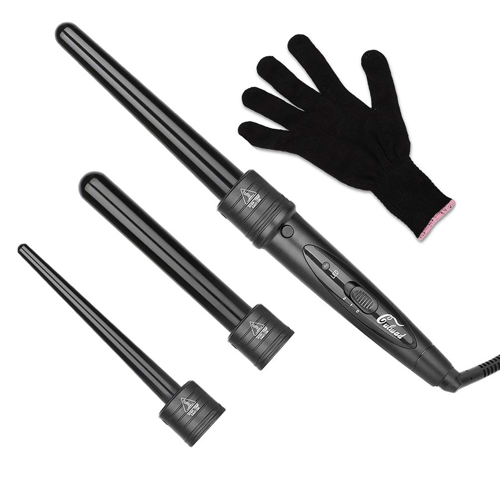 Ein schwarzes Lockenstab-Set mit drei Stäben, einem Handschuh, auf weißem Hintergrund.