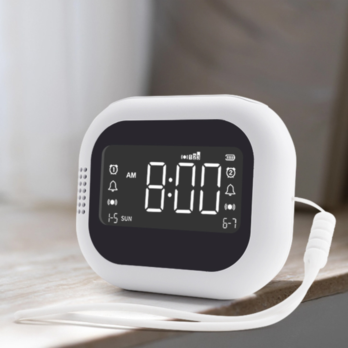 Witte digitale wekker met 8:00 AM op een houten oppervlak.