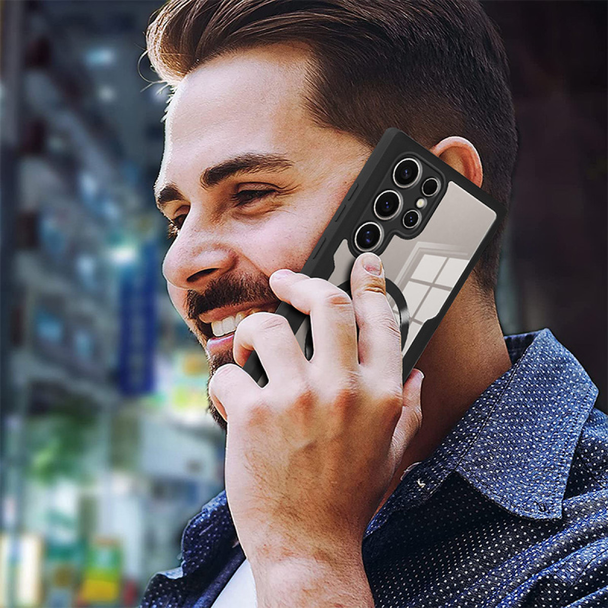Un uomo sorride mentre parla al telefono con una cover in mano.