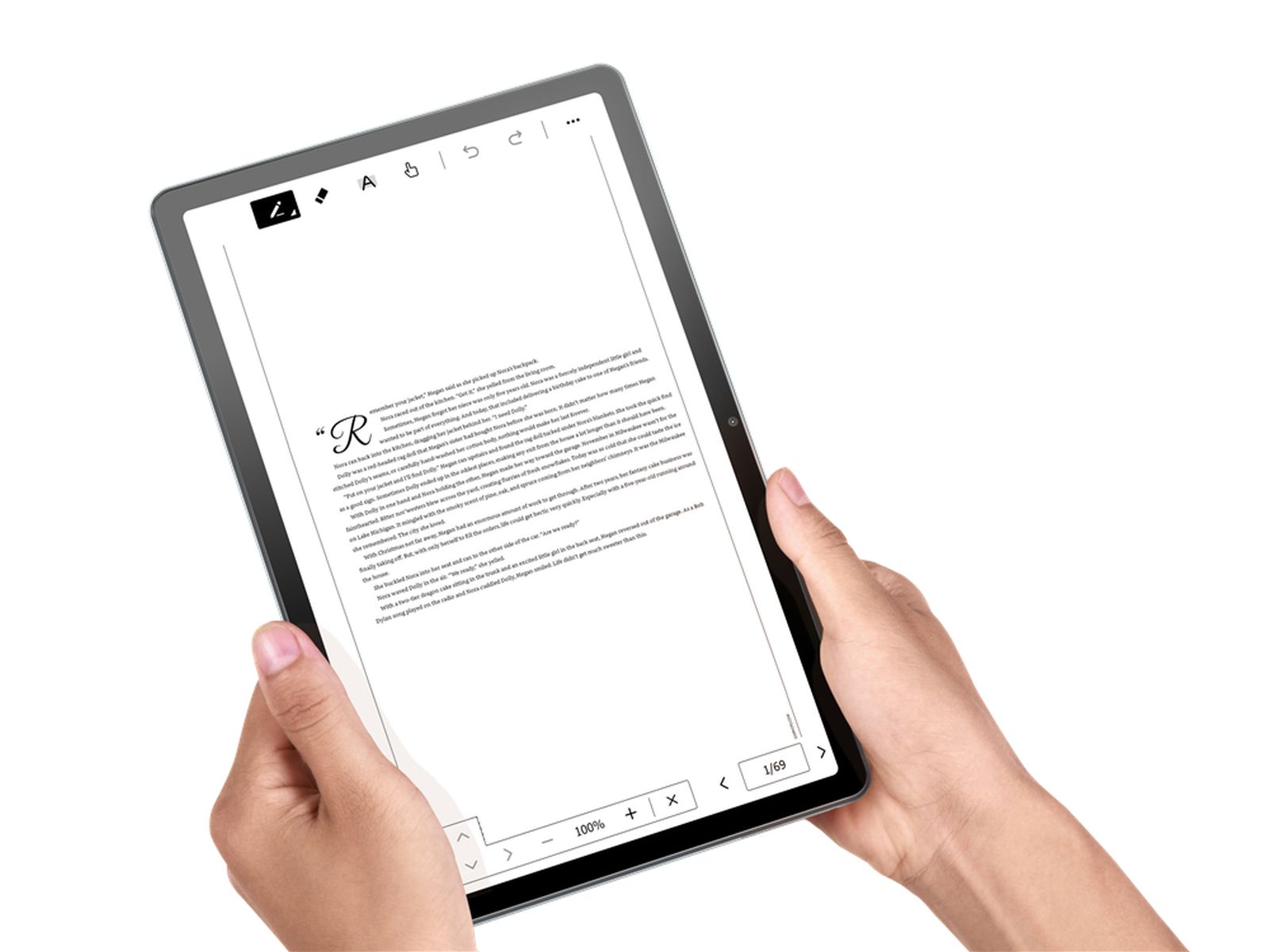 Osoba trzymająca tablet z otwartym dokumentem. Dokument zawiera tekst i dużą literę początkową.