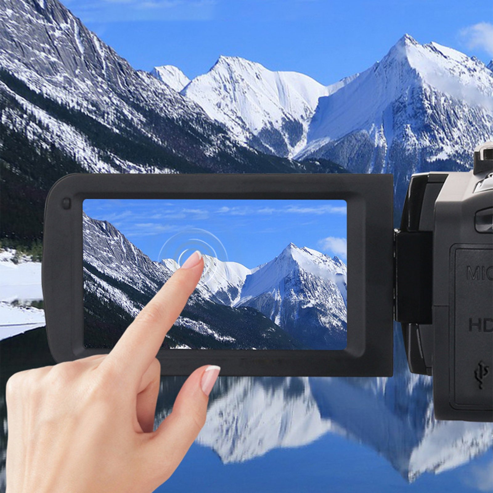 Hand berührt Bildschirm einer Videokamera mit Berg- und Seeblick.