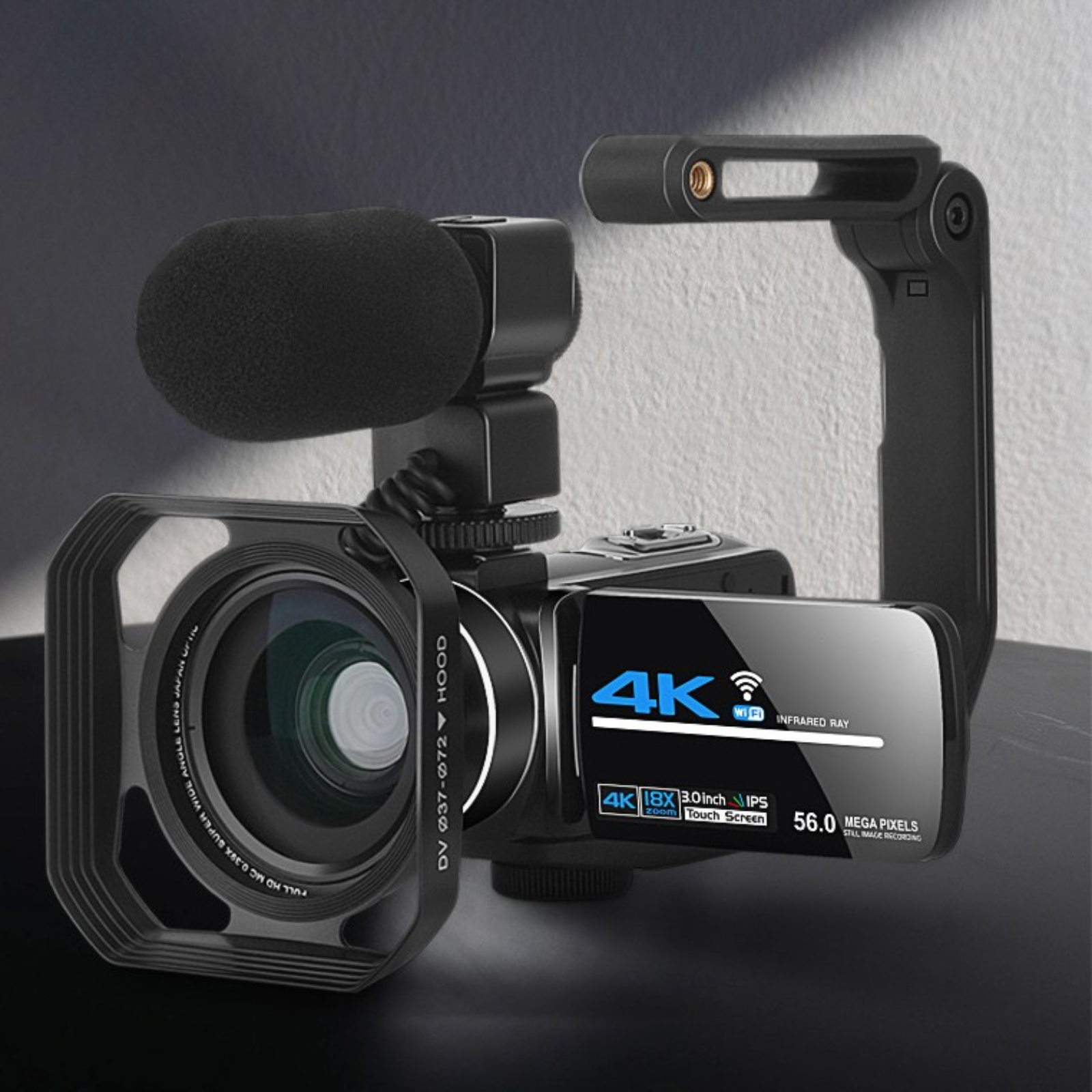Eine schwarze Videokamera mit Mikrofon, Licht und Bildschirm mit 4K und anderen Spezifikationen.