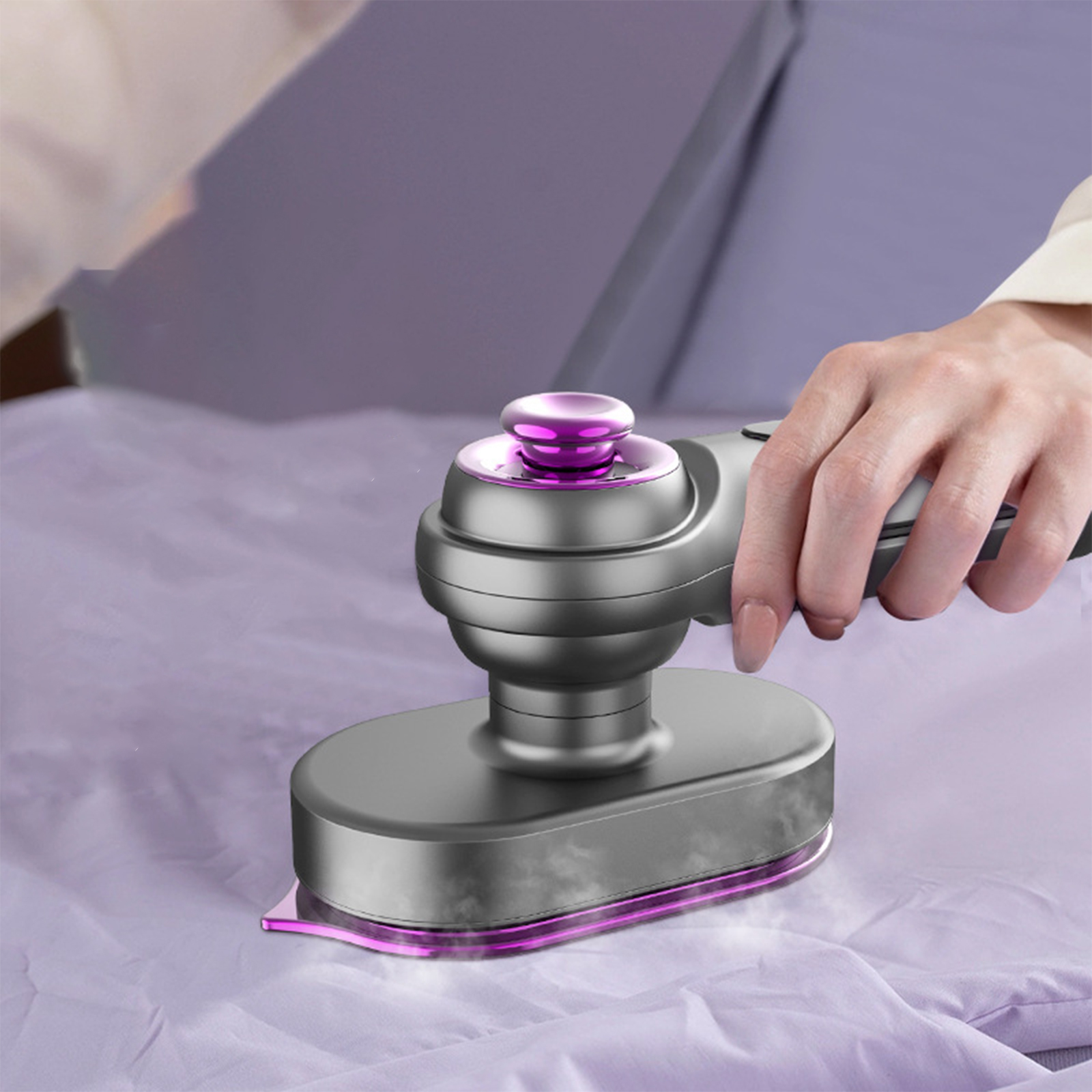 Eine Person, die einen grauen Stoff mit einer grauen und violetten Mini-Bügelmaschine bügelt.