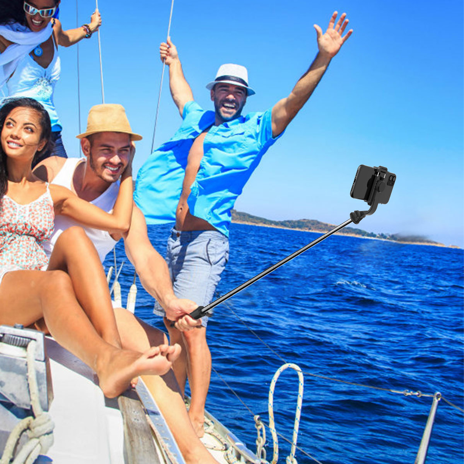 Leute auf einem Boot, die einen Selfie-Stick benutzen. Blaues Meer und Himmel.