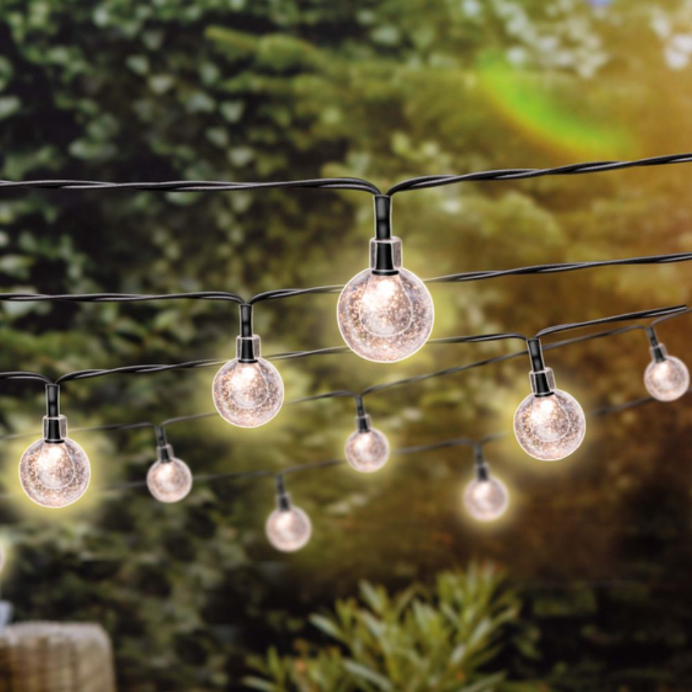 Slinger met veel heldere, ronde lampen. Ze hangen tegen een vage groene achtergrond.