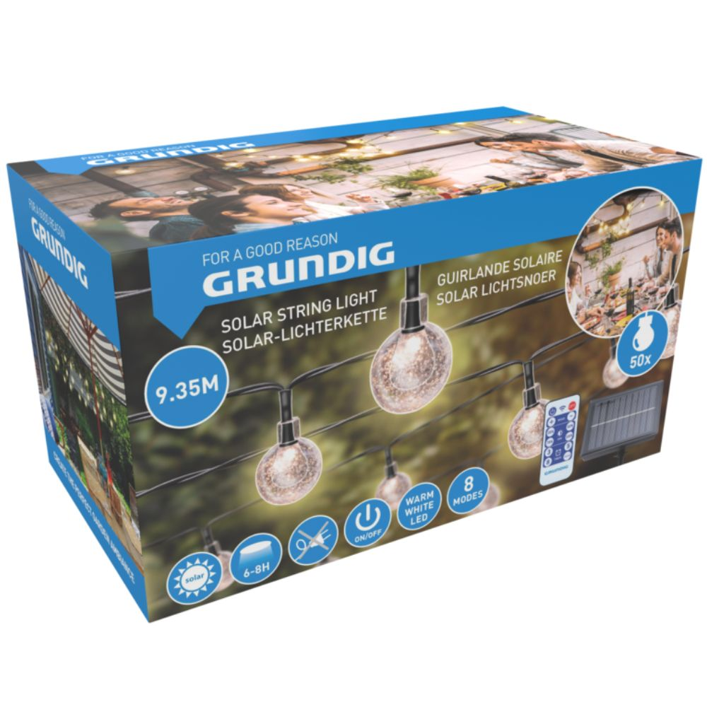 Een Grundig-doos toont solar lichtslingers. De doos toont de lichten in een tuinsetting.