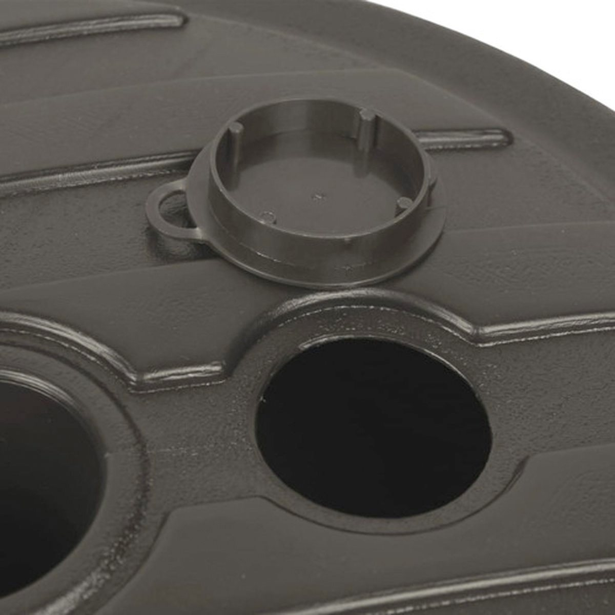 Een close-up van een donkergekleurde plastic regenton deksel met een afneembare dop en twee openingen.